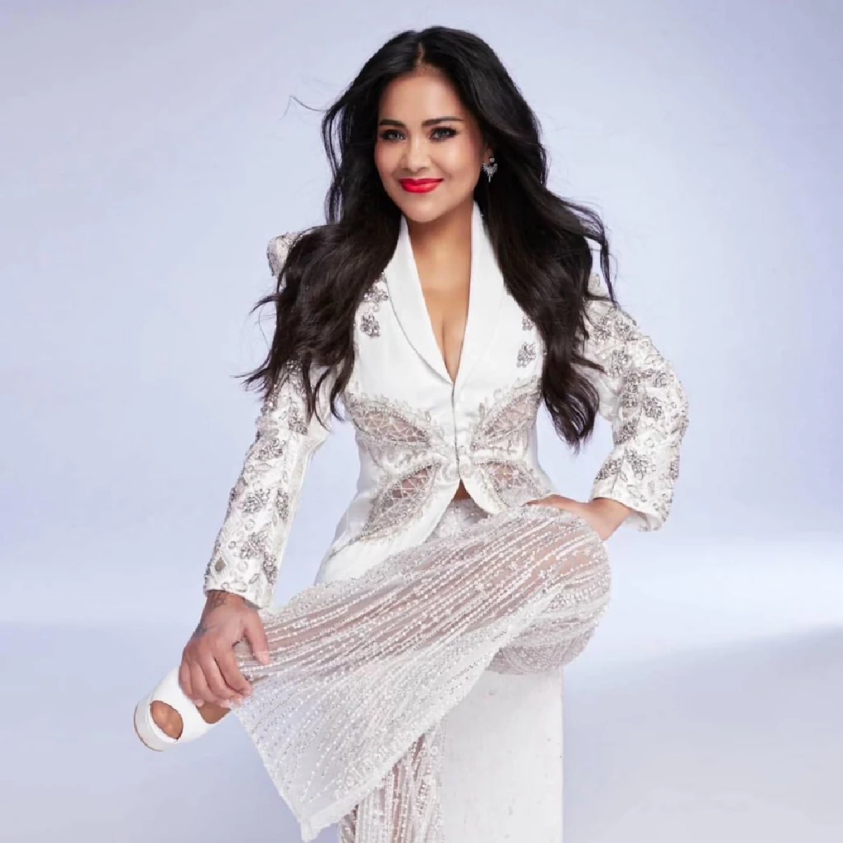 หัวใจงาม! ตั๊ก ศิริพร มอบ 1 หมื่นบาทจากขายเสื้อผ้าช่วยสัตว์จร