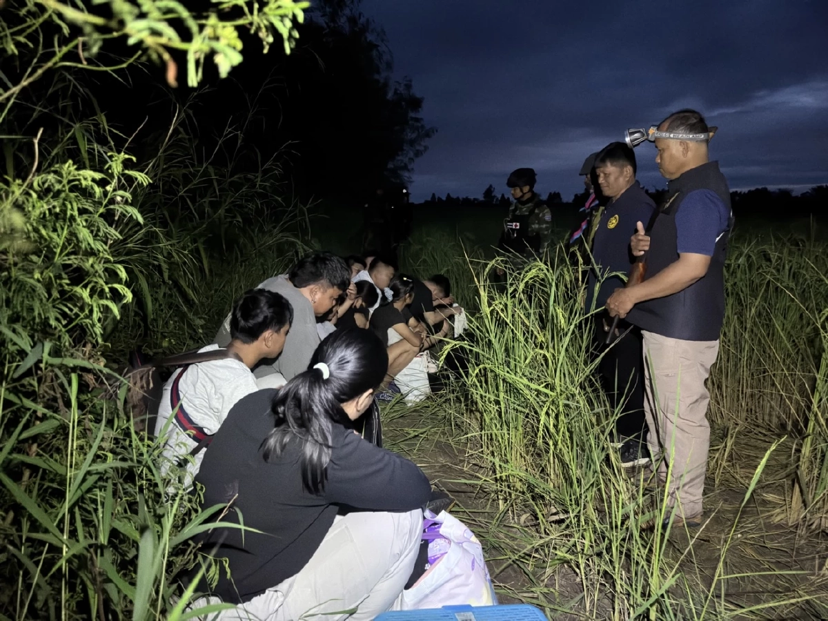 กกล.บูรพาฯ สกัดจับ 21 คนไทย-จีน ลอบข้ามชายแดนมุ่งกัมพูชา