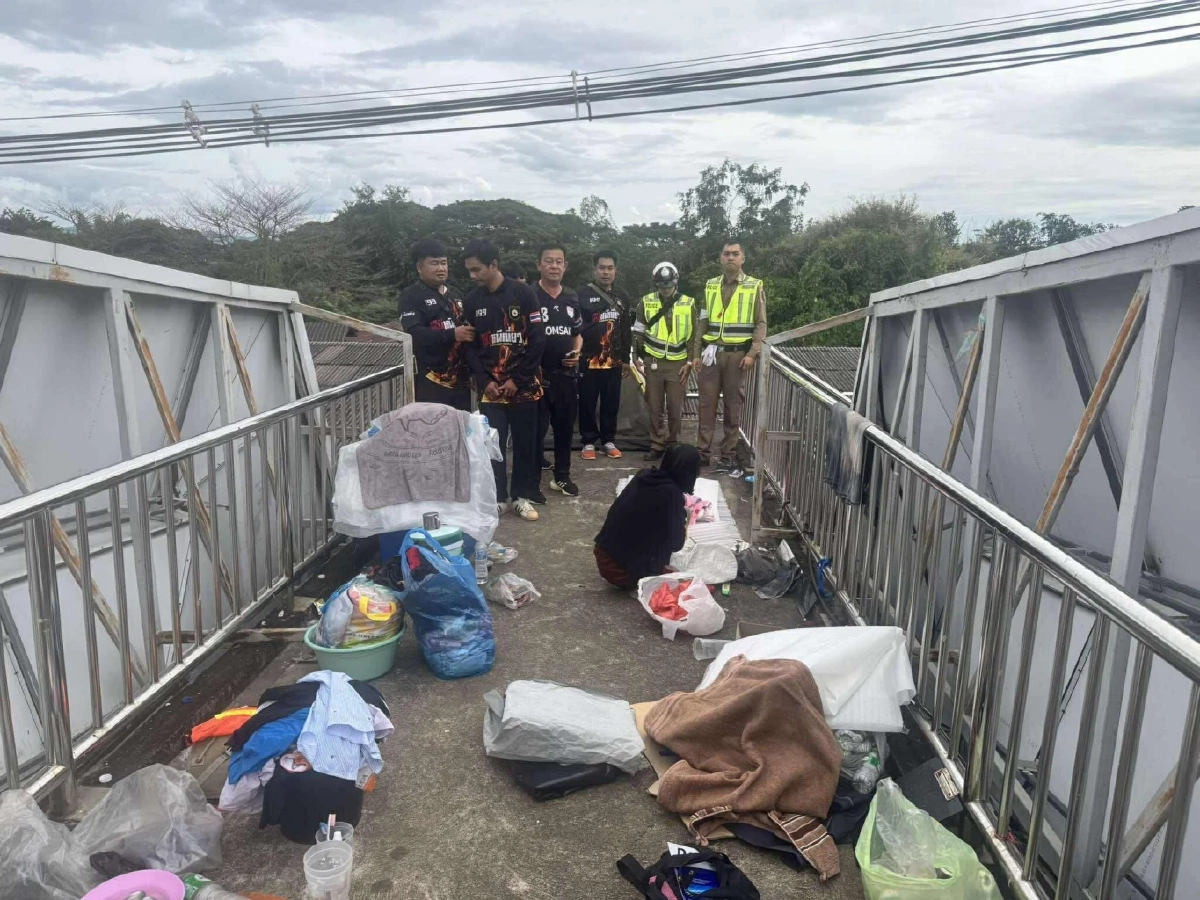 ตากผ้าฉ่ำไม่สนใคร ผัวเมียหัวหมอยึดสะพานลอยทำเป็นบ้านนาน  3 เดือน