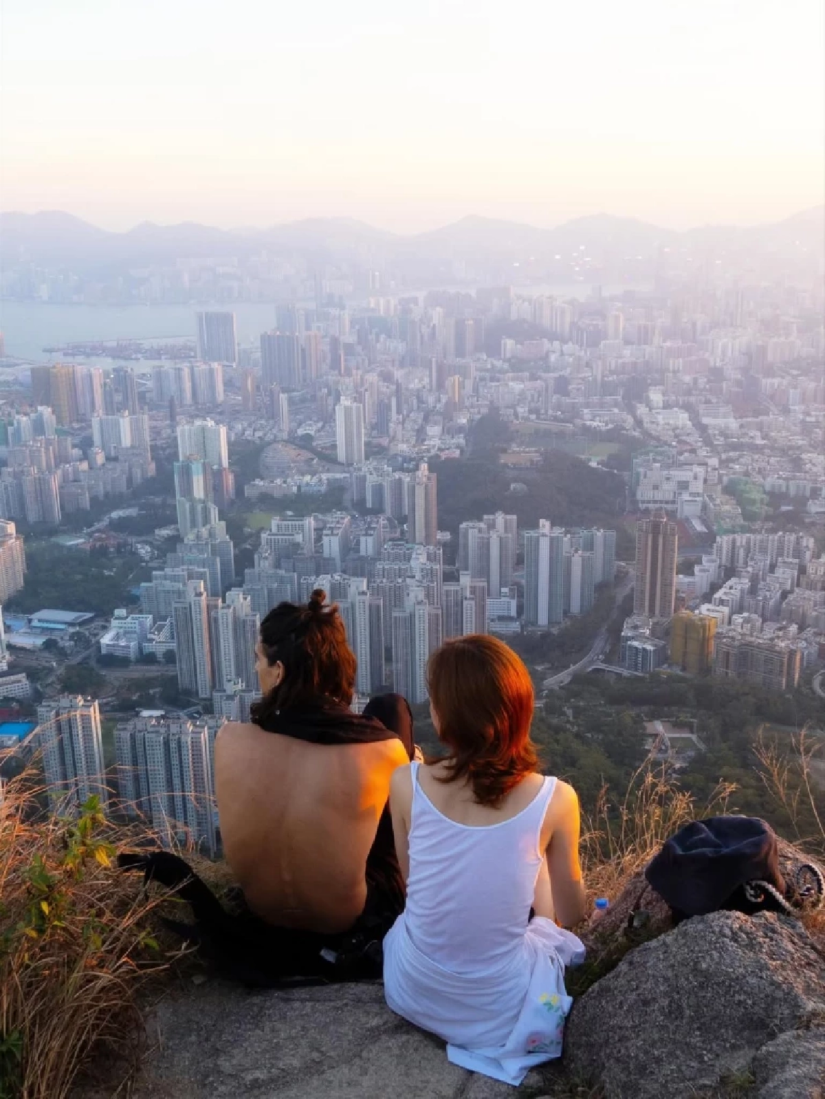 แฟนๆ ลุ้นหนัก “เต้ย จรินทร์พร” โพสต์ภาพคู่หนุ่มปริศนาทริปฮ่องกง