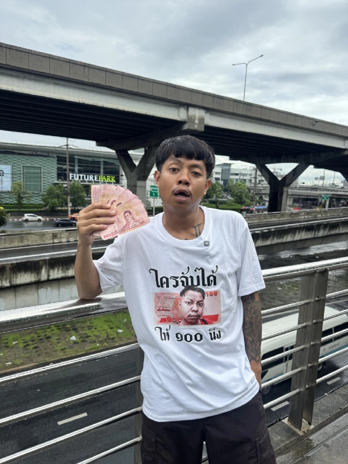 \"แจ็กแปปโฮ\" ถอดเสื้อเต้นบนหลังคารถที่ญี่ปุ่น งานนี้ทัวร์ลงเละ