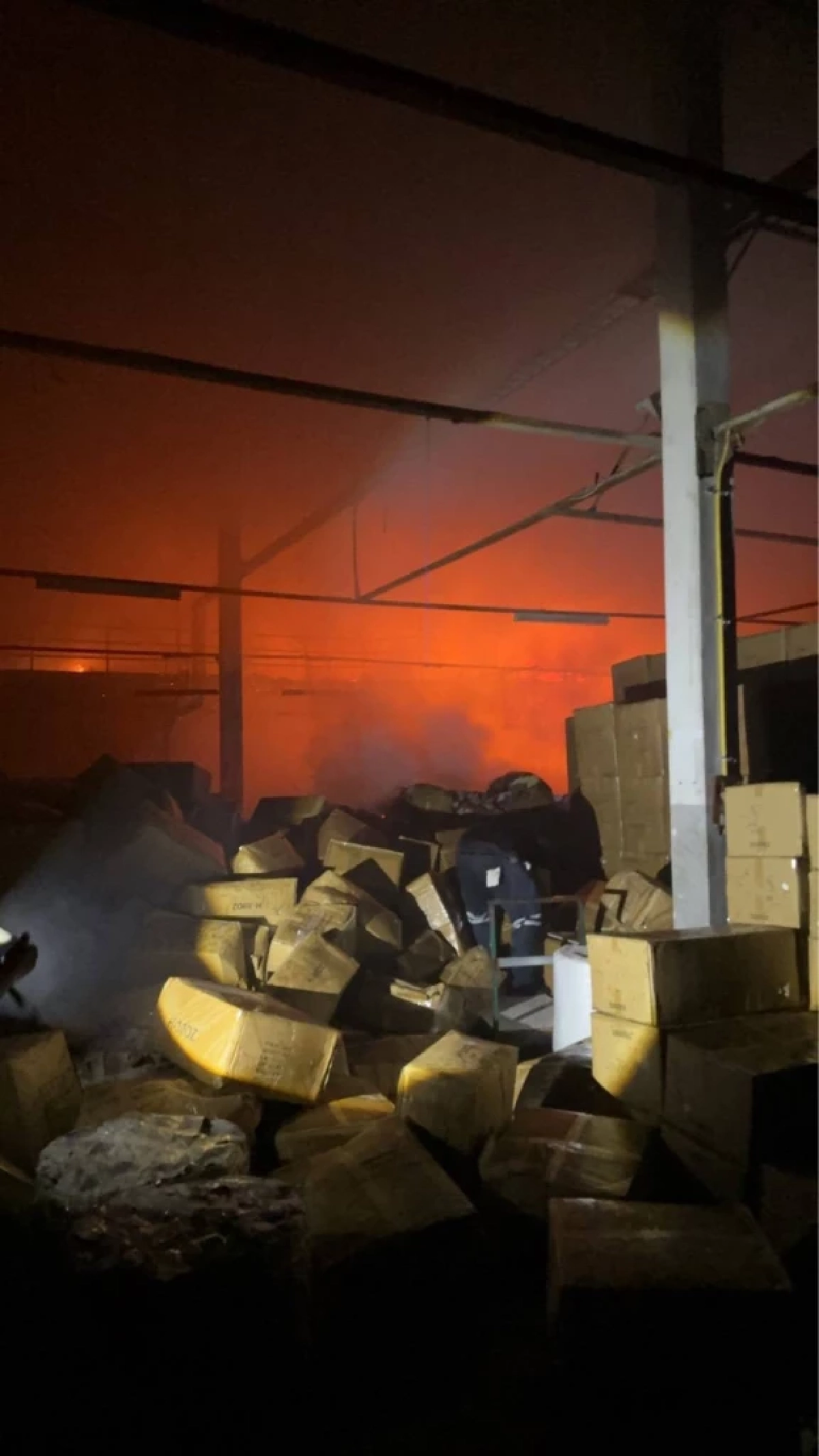 อัปเดตไฟไหม้โรงงานซอยบางบอน 3 ยามดึก! ดับเพลิงเร่งสกัดทัน