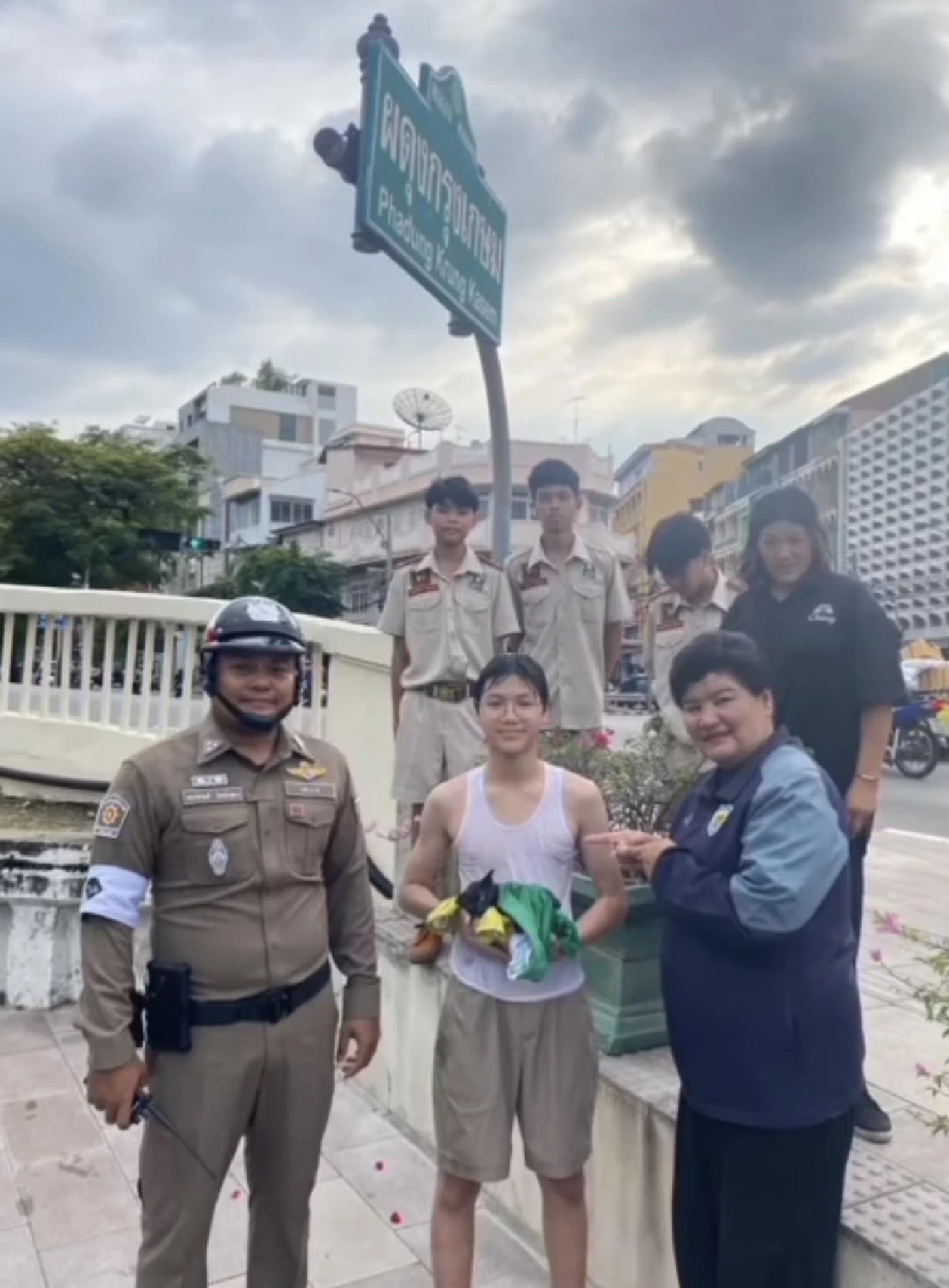 ชื่นชม! นักเรียนเทพศิรินทร์ช่วยลูกแมวใกล้จมน้ำอย่างกล้าหาญ