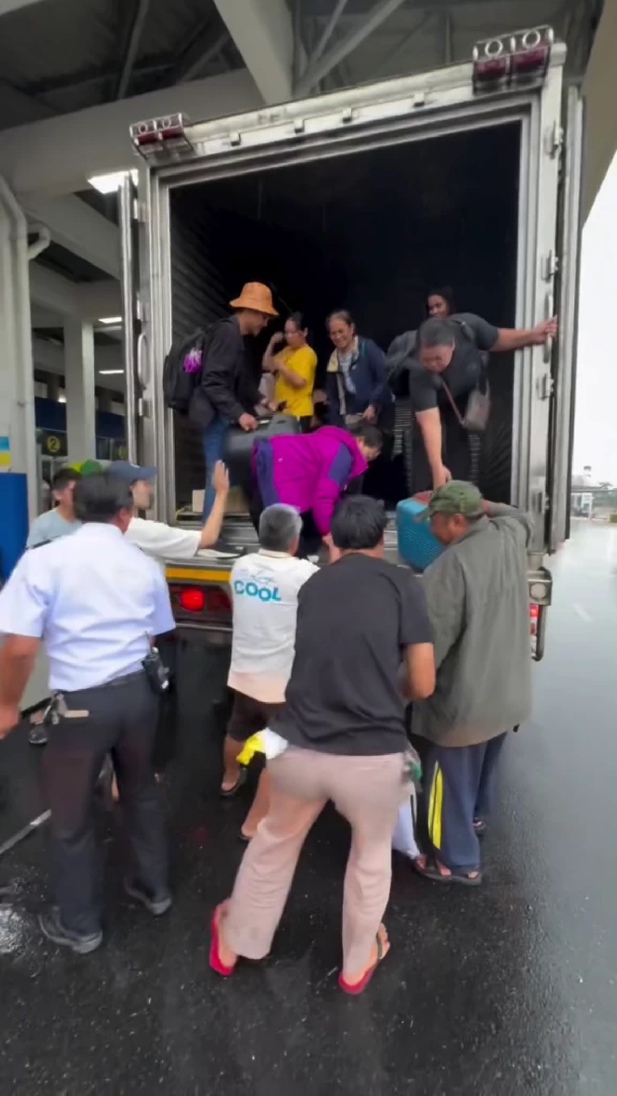 คนไทยไม่เคยทิ้งกัน น้ำท่วมทำให้รู้ว่าน้ำใจยิ่งใหญ่แค่ไหน