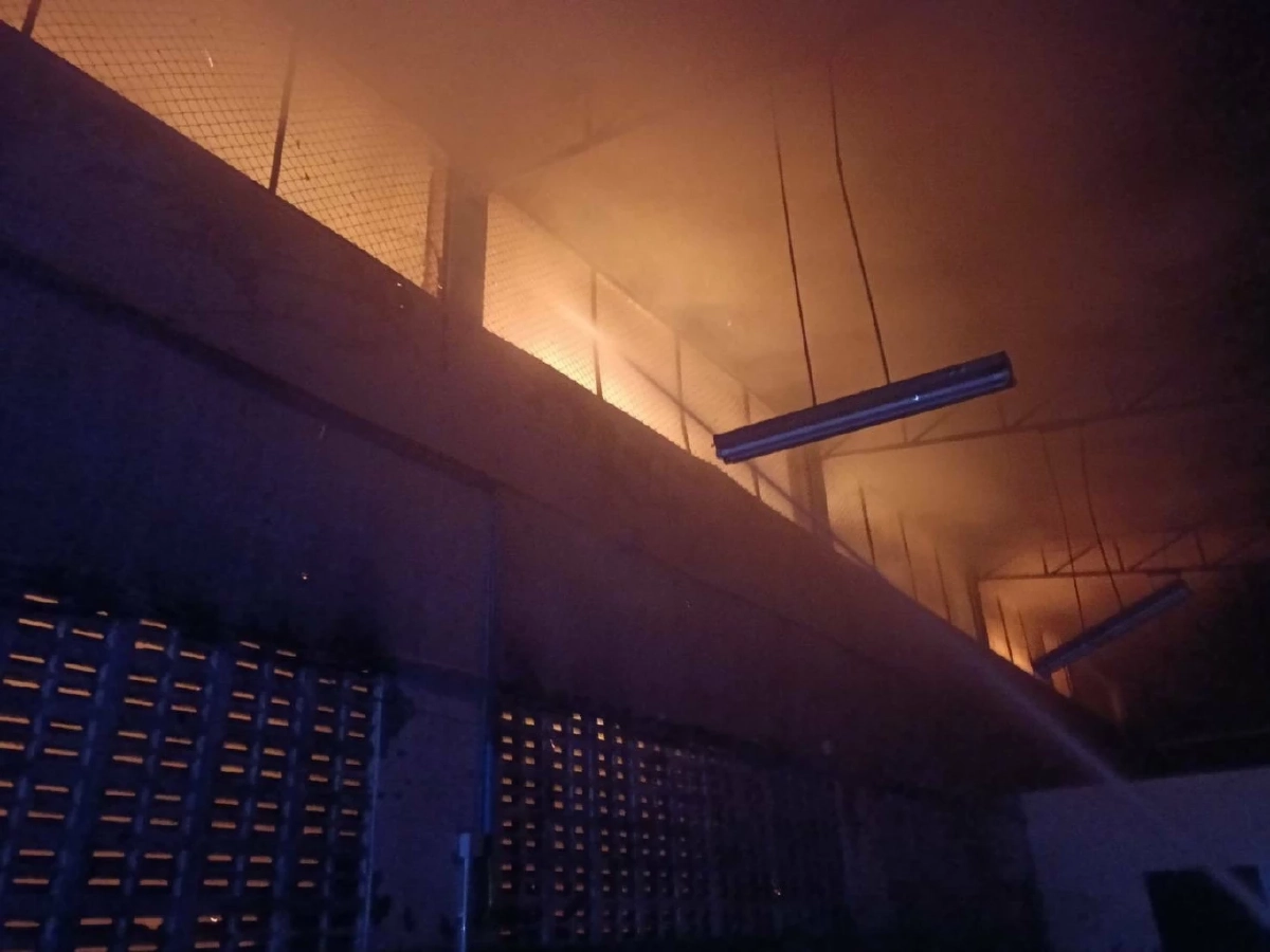 อัปเดตไฟไหม้โรงงานซอยบางบอน 3 ยามดึก! ดับเพลิงเร่งสกัดทัน