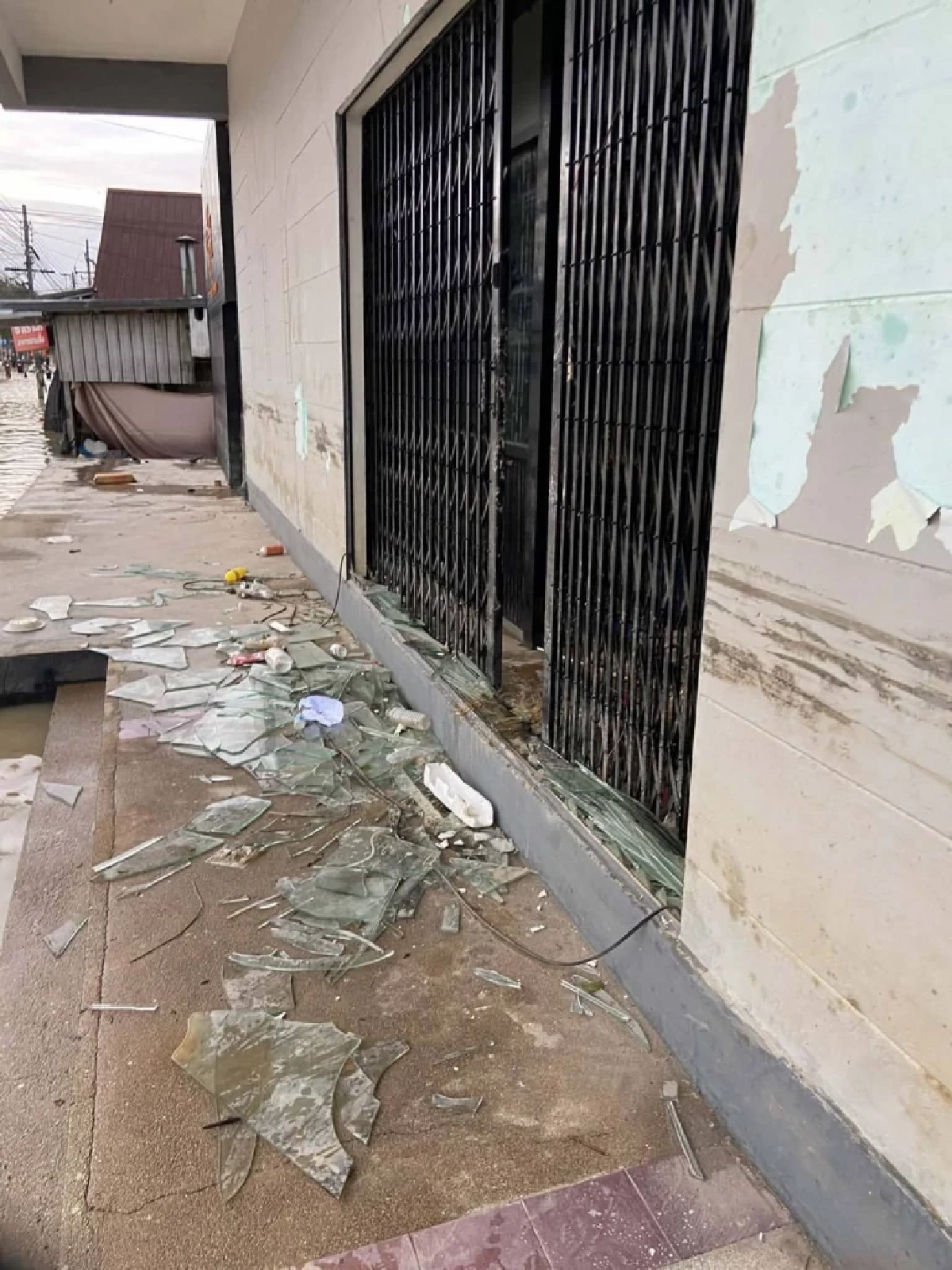 สะเทือนใจเขต 8 ร้านของเล่นสะสมถูกโจรบุกยกเค้าก่อนน้ำท่วม