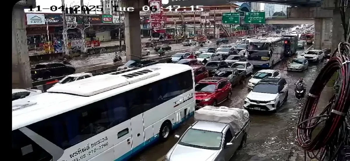 “ถนนแจ้งวัฒนะ” อัมพาตทั้งเส้น น้ำท่วมขังสูงจมทุกช่องทางจราจร
