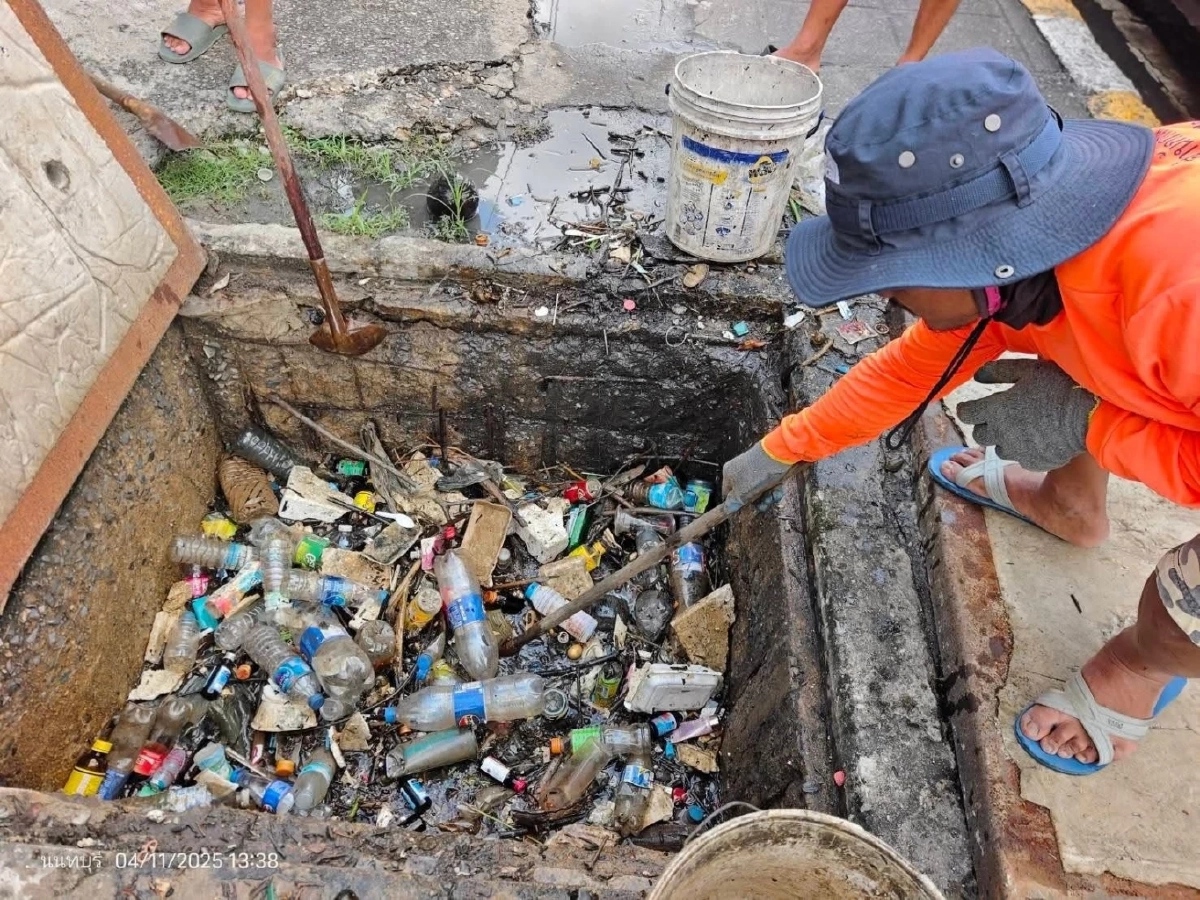 ลอกท่อประชาชื่นนนทบุรี แก้ท่อน้ำตัน–น้ำคลองส่วยไหลย้อนท่วมถนน