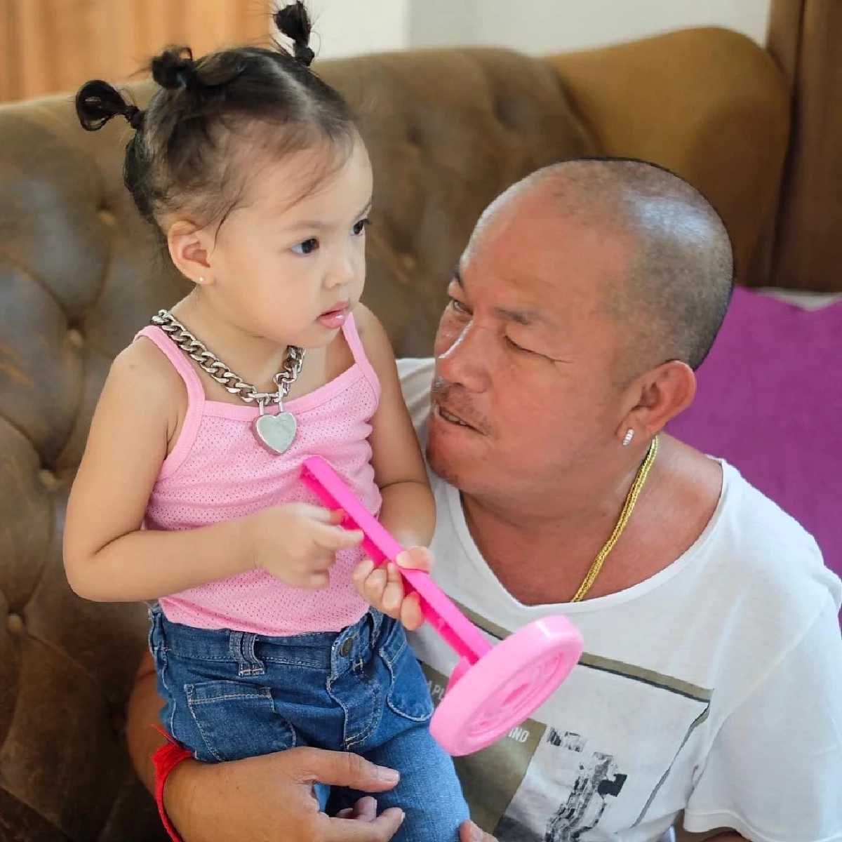 โซเชียลฮือฮา เด็กหญิงชุดไทยสุดละมุน ทำแฟนๆ แห่ถามนี่ลูกใครกัน?