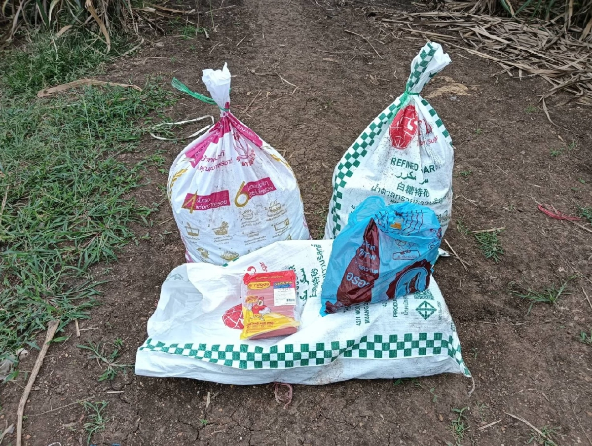 ทหารพรานสกัด! ลอบขน ไส้กรอก–ลูกชิ้น 3 กระสอบ คาดส่งขายตลาดกัมพูชา