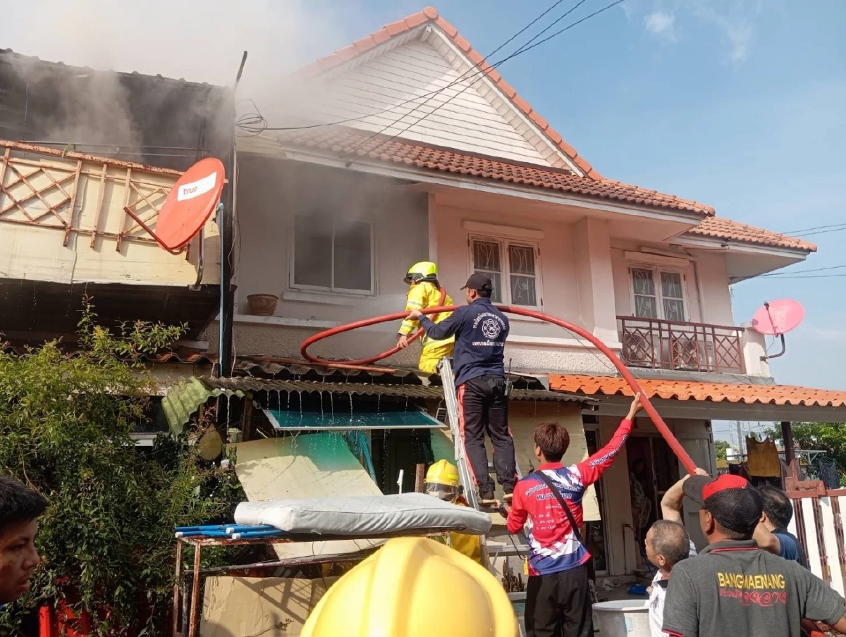 เกิดเหตุเพลิงไหม้ ภายในหมู่บ้านพฤกษา 21 เจ้าหน้าที่เข้าระงับเหตุ