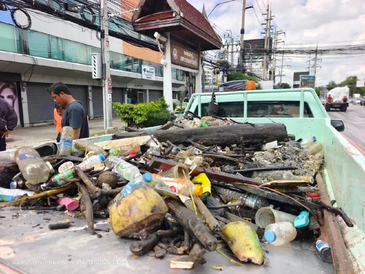 ลอกท่อประชาชื่นนนทบุรี แก้ท่อน้ำตัน–น้ำคลองส่วยไหลย้อนท่วมถนน