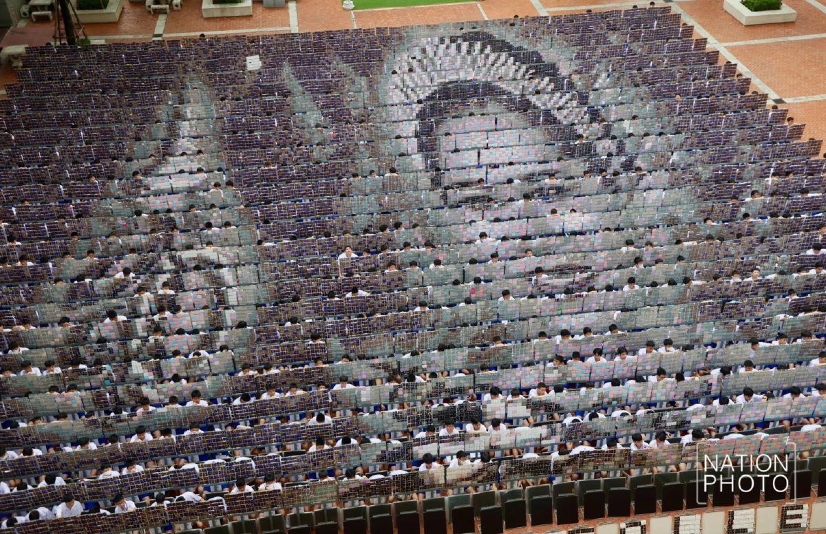 นักเรียนอัสสัมชัญ 1,250 คน แปรอักษรถวายสมเด็จพระพันปีหลวง