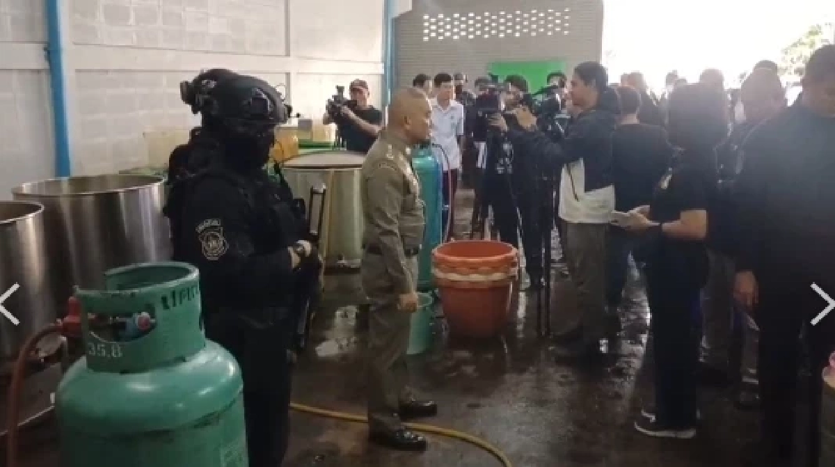 บุกทลายโรงงานน้ำกระท่อมผสมสารต้องห้าม ยึดทรัพย์กว่า 320 ล้านบาท