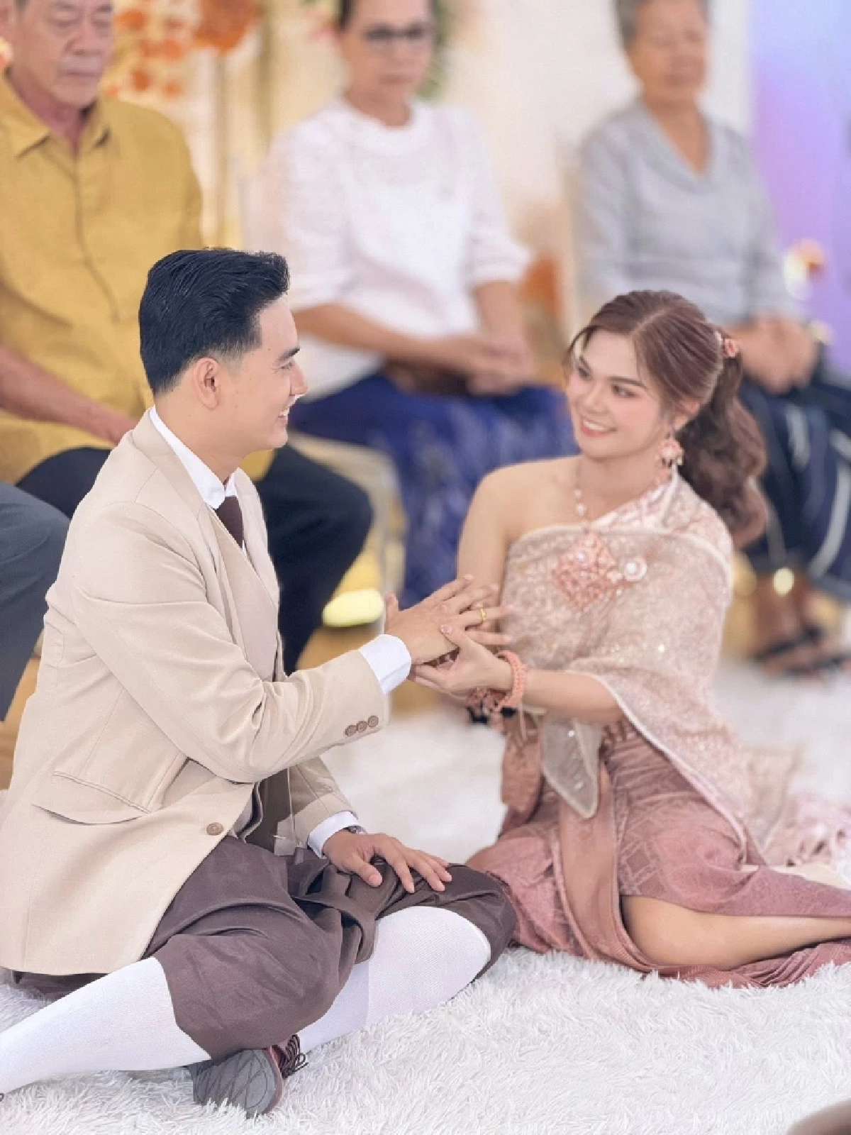 ซึ้งทั้งงาน คู่รักผู้บกพร่องทางการได้ยิน ใช้ภาษามือสาบานรัก