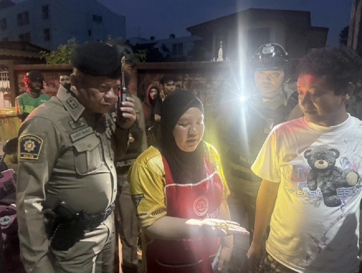 แม่ค้าคว้าตะหลิวไล่ฟาดโจรชิงทอง ก่อนซิ่งหนีเข้าซอยตัน