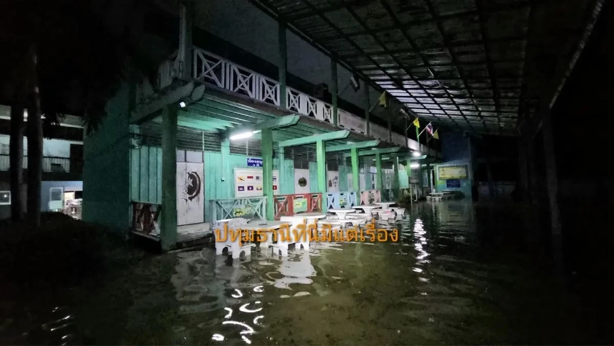 น้ำเจ้าพระยาทะลักท่วมโรงเรียนปทุมฯ กลางดึก ครู-นักเรียนขนของหนีโกลาหล!