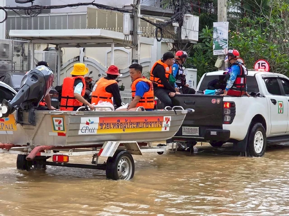 \"กู้ภัยเซเว่นฯ\" เร่งอพยพชาวชุมชนคลองแห อ.หาดใหญ่ ออกจากพื้นที่น้ำท่วมอันตราย