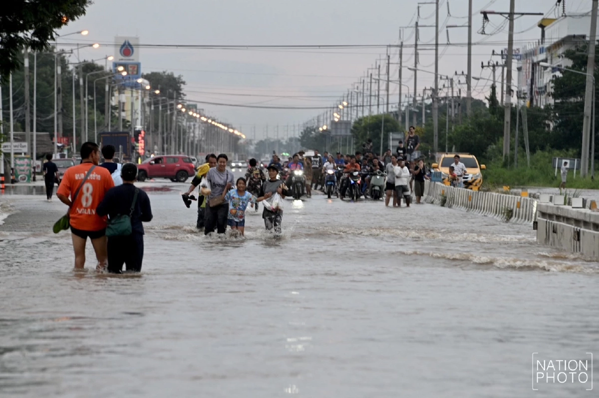 น้ำเจ้าพระยาทะลัก! พนังป่าโมกแตก ท่วมบ้านกว่า 100 หลังคาเรือน