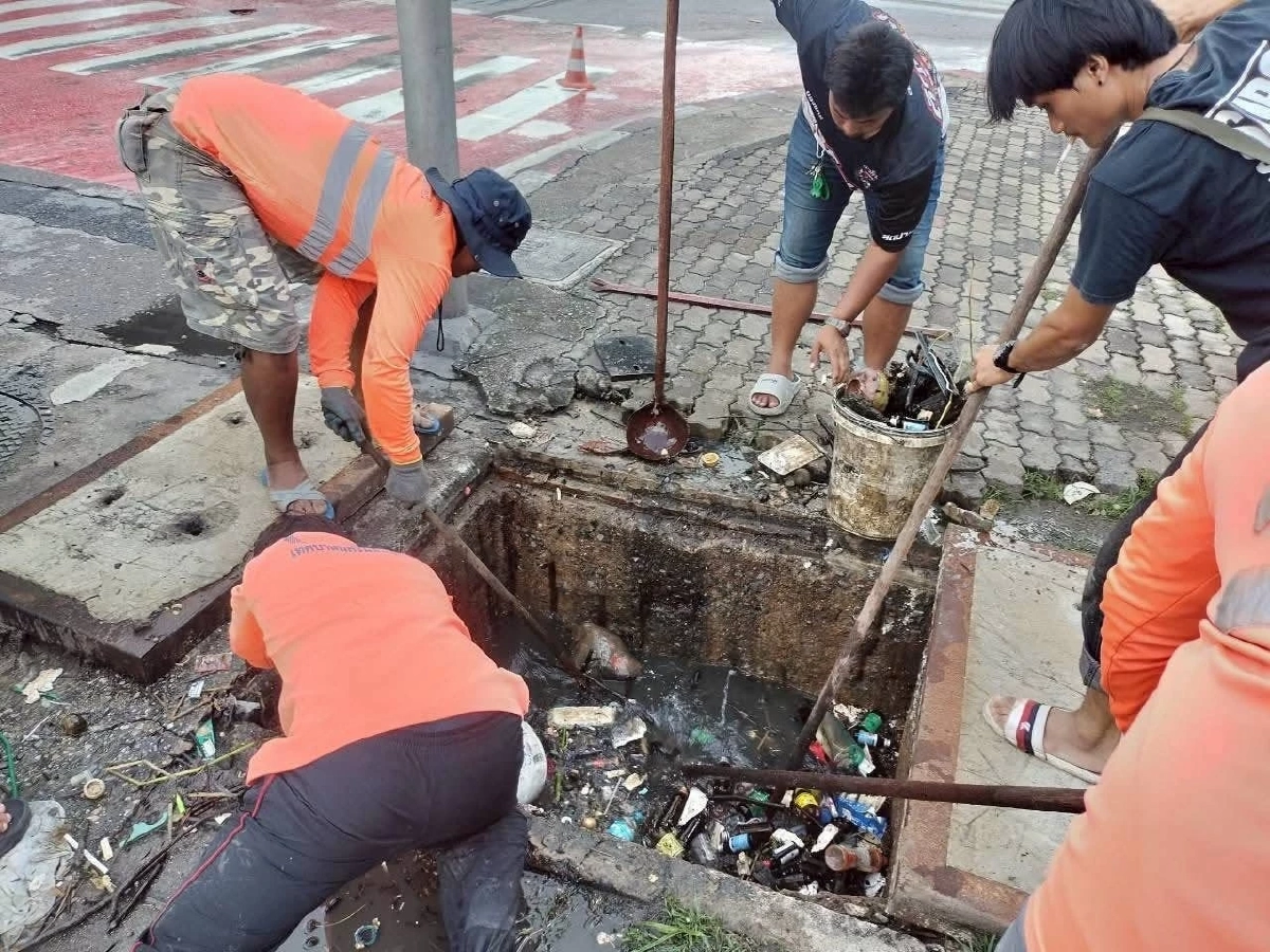 ลอกท่อประชาชื่นนนทบุรี แก้ท่อน้ำตัน–น้ำคลองส่วยไหลย้อนท่วมถนน