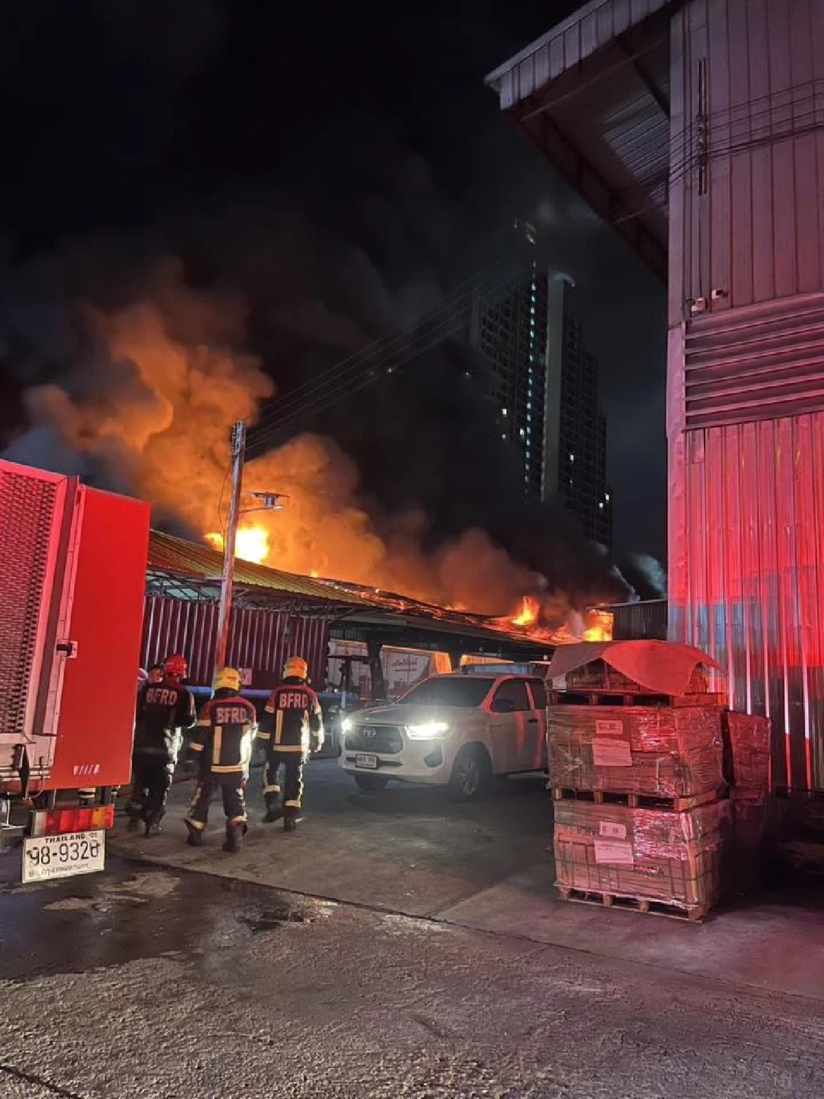 เพลิงโหมโกดังซอยราษฎร์บูรณะ 29 เครื่องใช้ไฟฟ้า-พลาสติกวอด