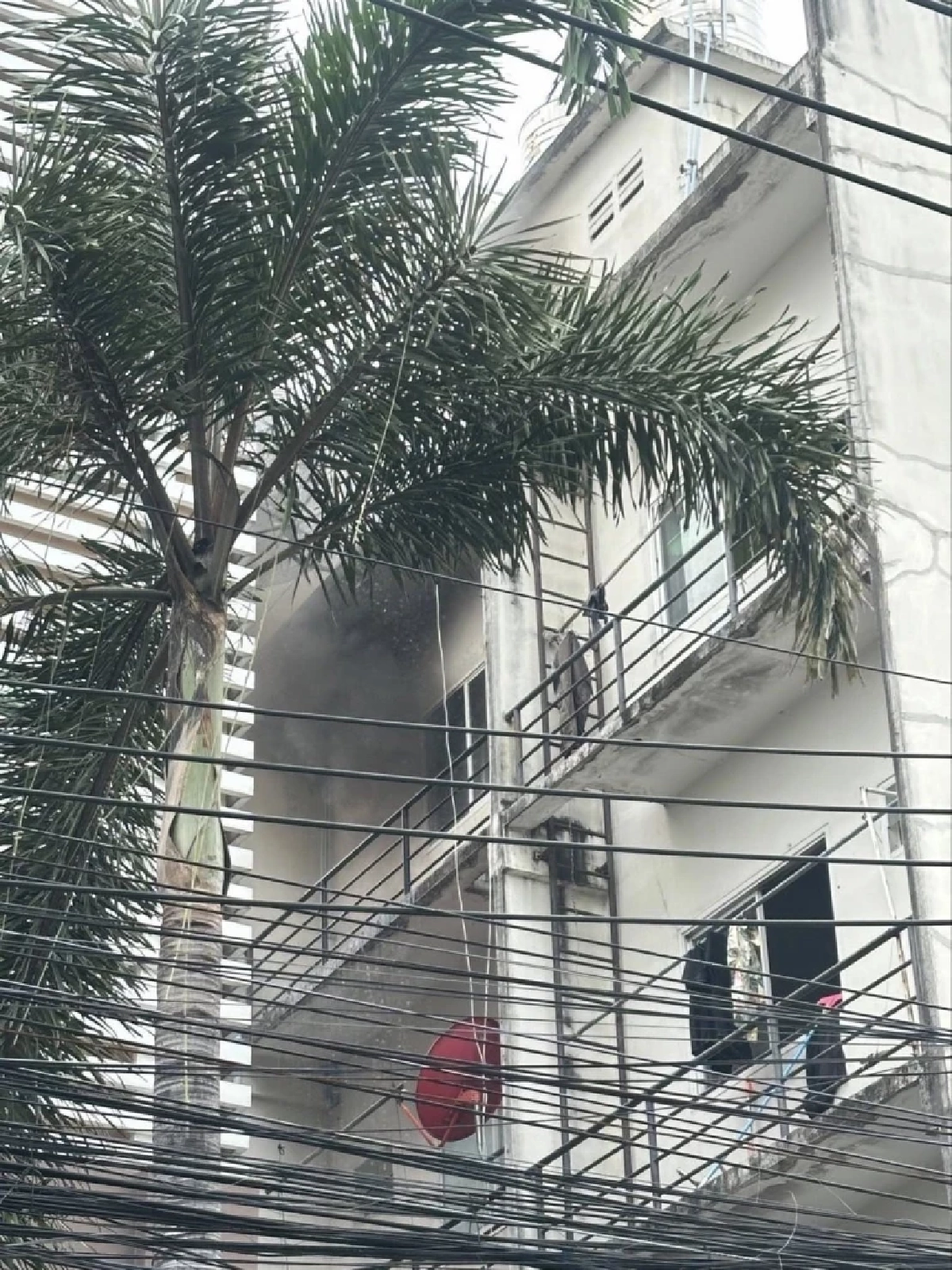 เกิดเหตุไฟไหม้อาคารย่านศรีนครินทร์! เพลิงลุกโชนกลางซอย 40