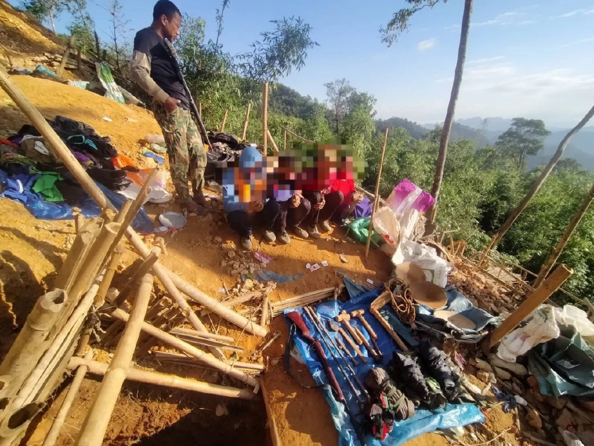 รวบ 4 ต่างด้าวพร้อมปืน ลักลอบขุดทองพื้นที่ป่าต้นน้ำ 1A