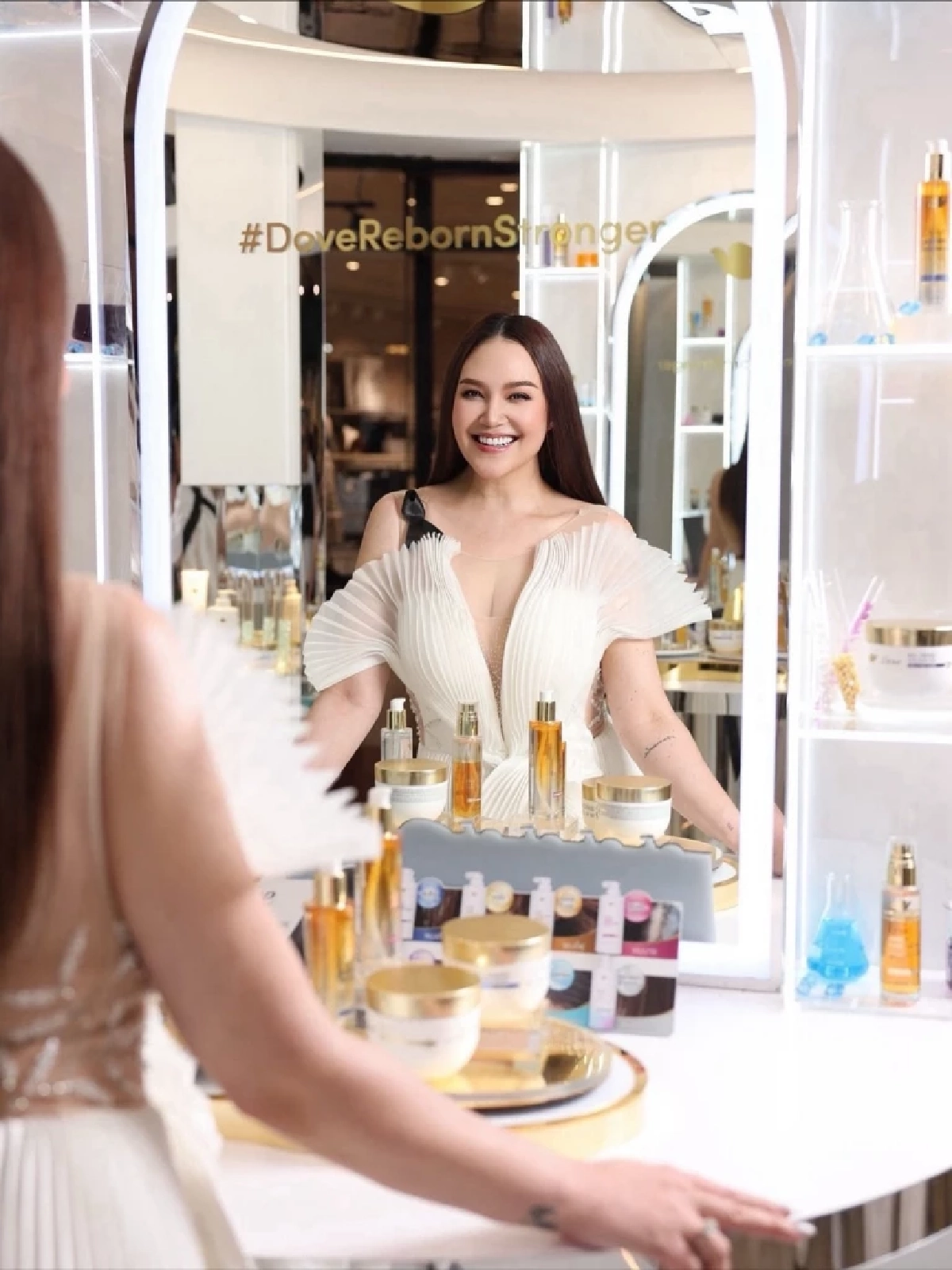 เปิดลุคใหม่ “ทาทา ยัง” ในชุดเดรสขาว สวยละมุน แฟนคลับใจละลาย