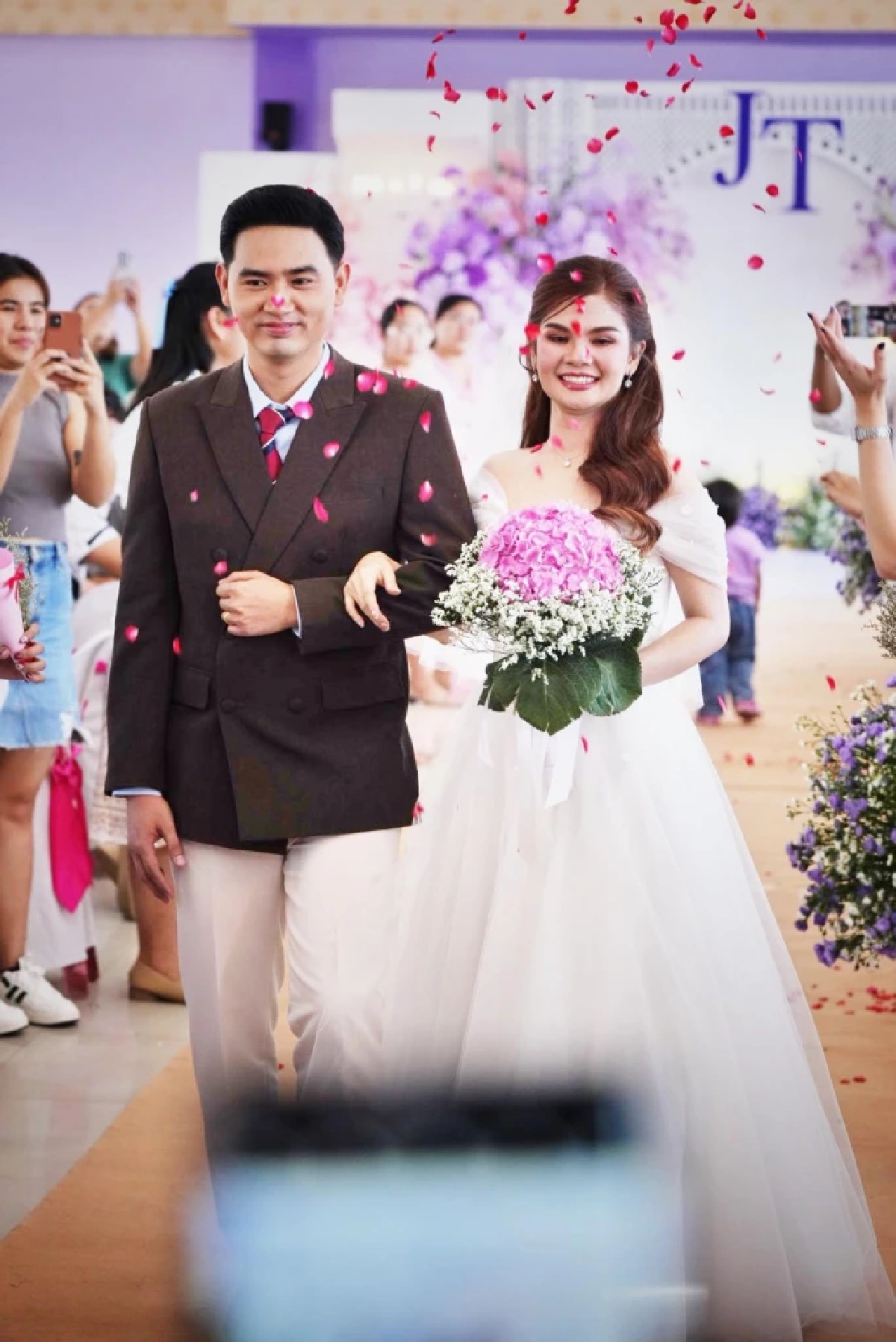 ซึ้งทั้งงาน คู่รักผู้บกพร่องทางการได้ยิน ใช้ภาษามือสาบานรัก