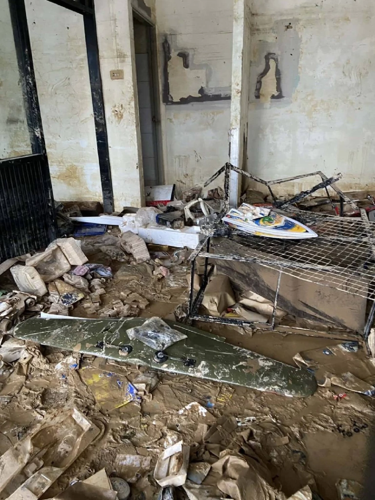 สะเทือนใจเขต 8 ร้านของเล่นสะสมถูกโจรบุกยกเค้าก่อนน้ำท่วม