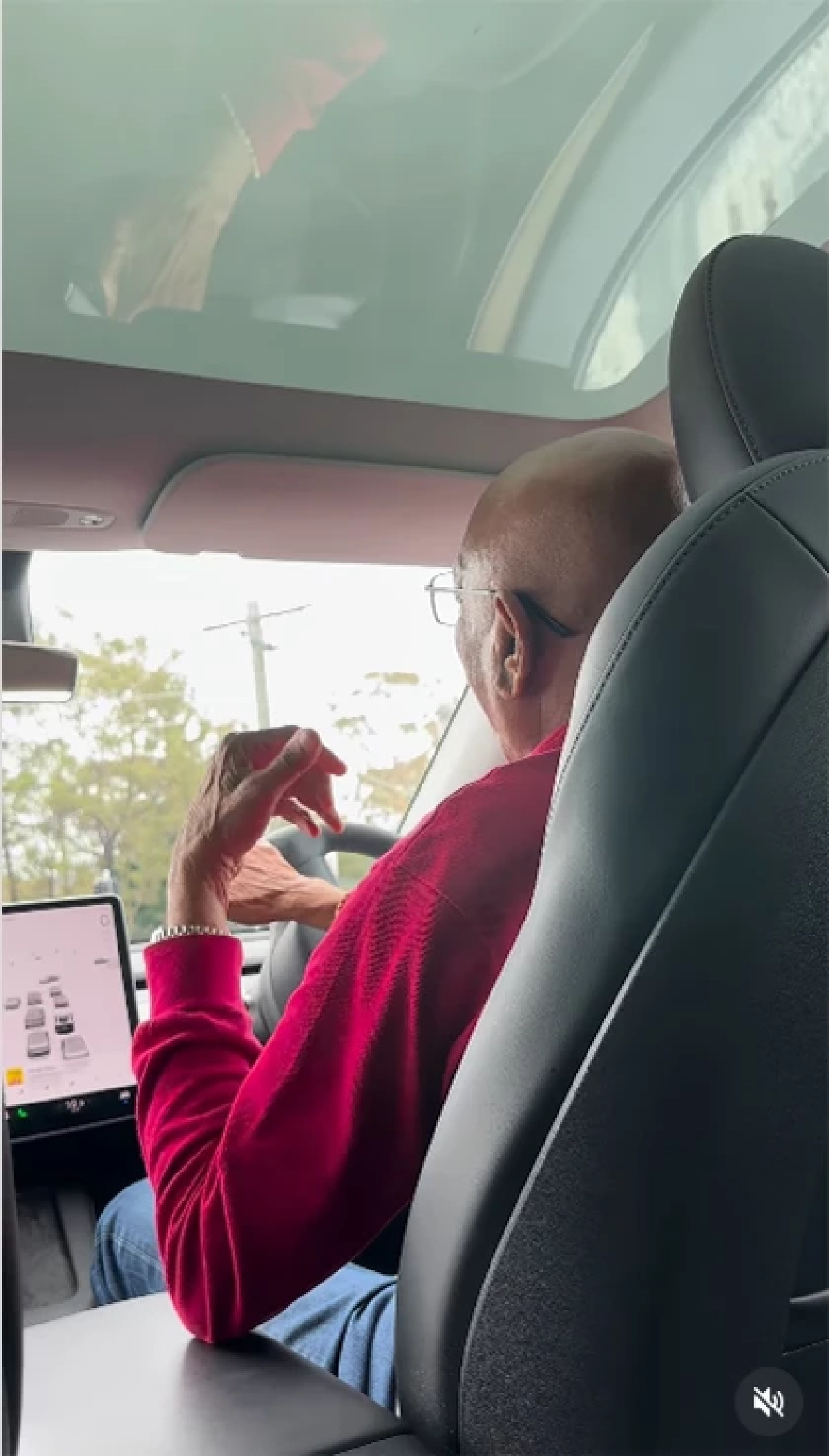 หนุ่มเจอลุงคนขับวัย 86 เซอร์ไพรส์จัด หลังรู้ว่าตัวจริงไม่ธรรมดา