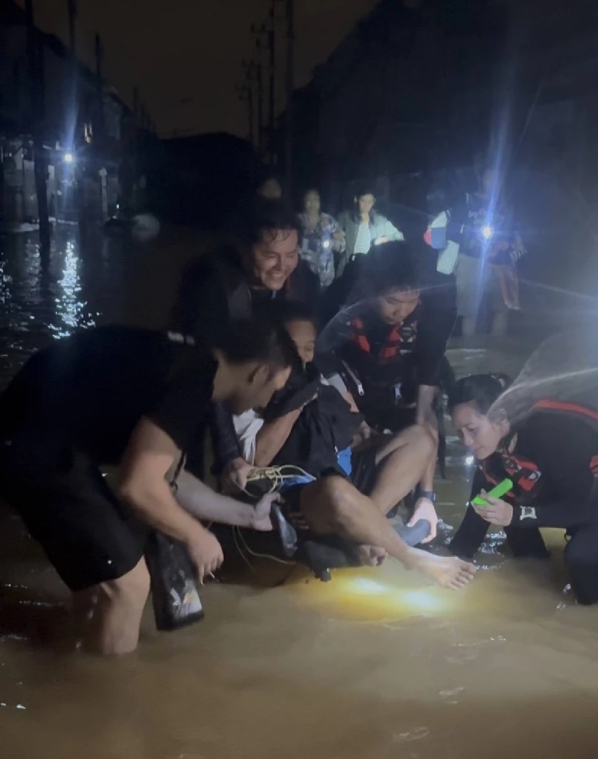 \"นอท ลอตเตอรี่พลัส\"นำทีมงาน ลุยช่วยเหลือผู้ประสบภัยหาดใหญ่ถึงหน้าบ้าน