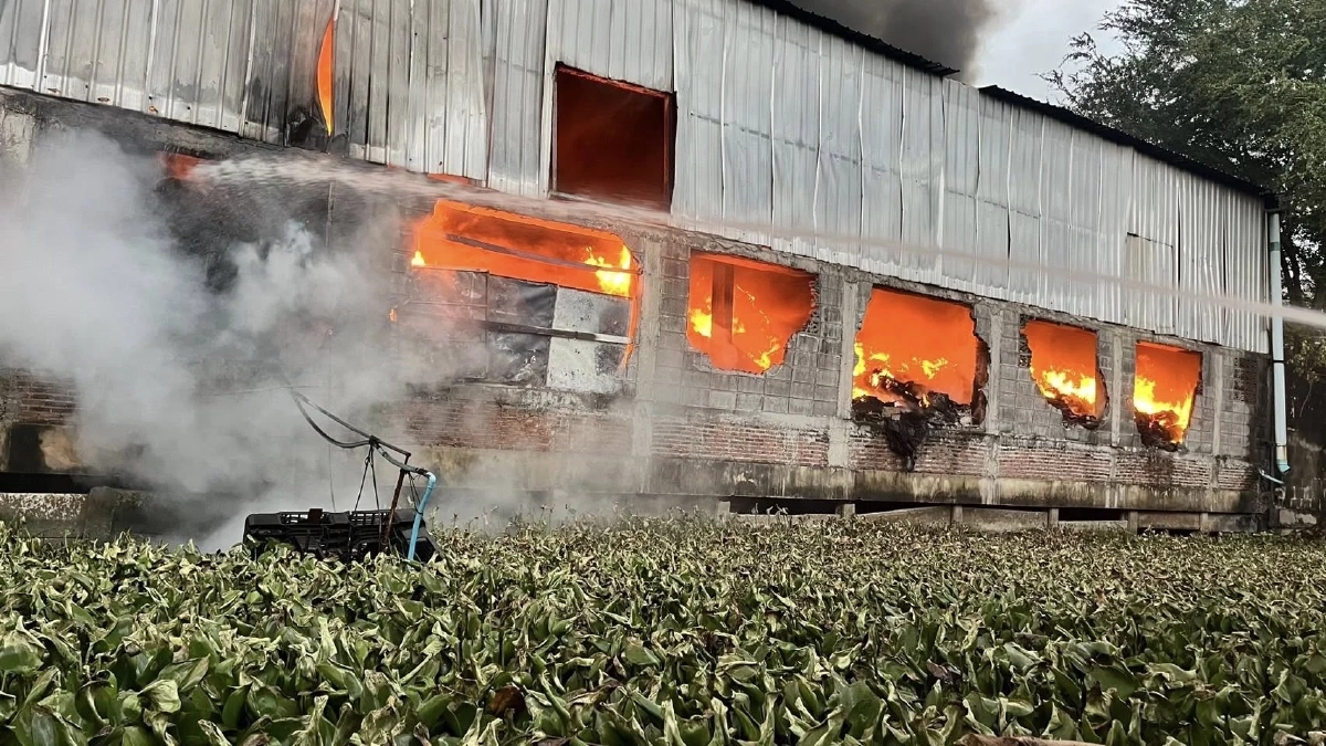 ไฟไหม้โรงงานรีไซเคิลยางรถยนต์สมุทรปราการ! เพลิงโหมหนัก