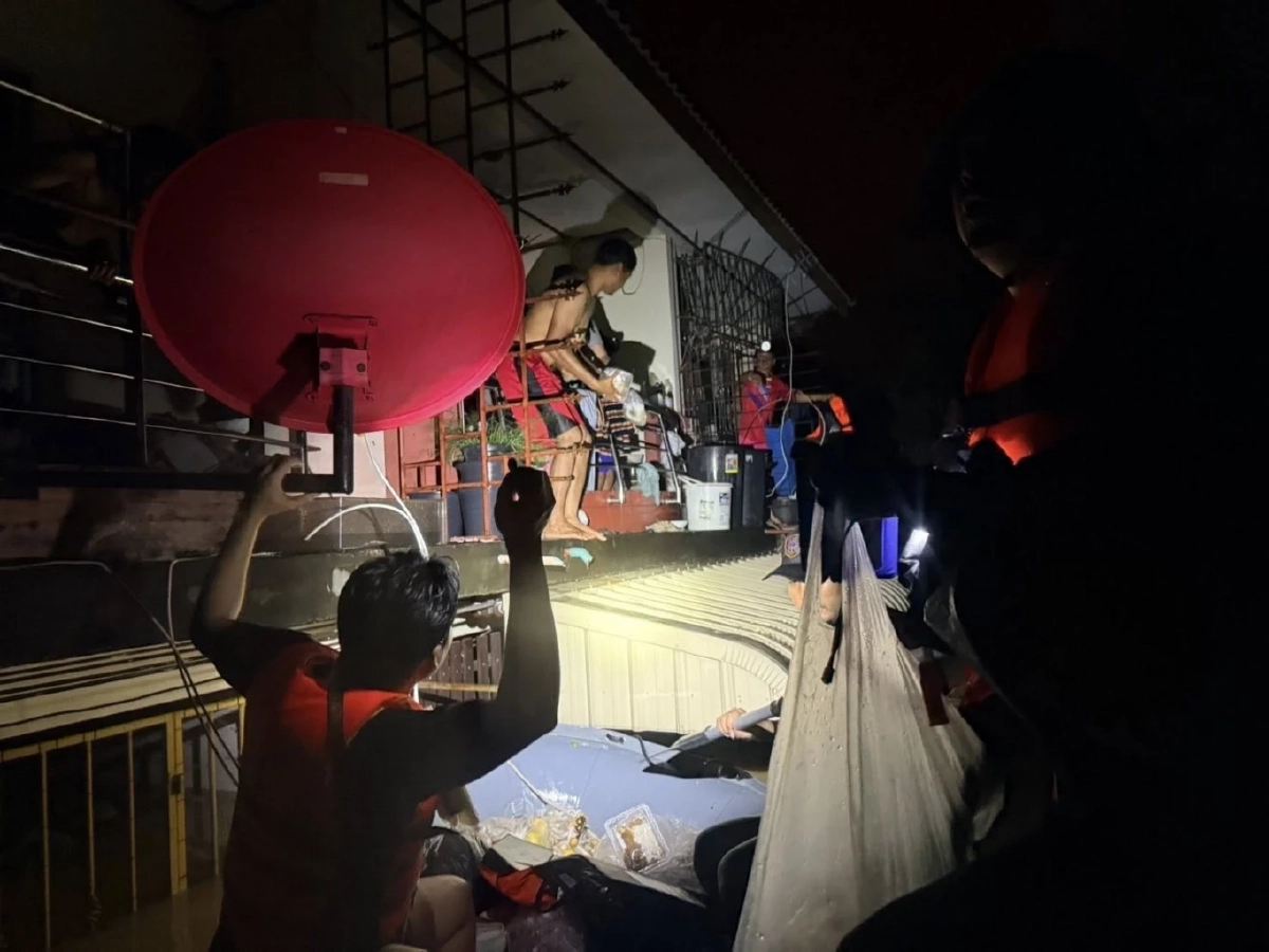 ตำรวจน้ำลุยช่วยชาวคลองแห! ระดมกำลัง 5 จังหวัด อพยพ–ส่งเสบียง