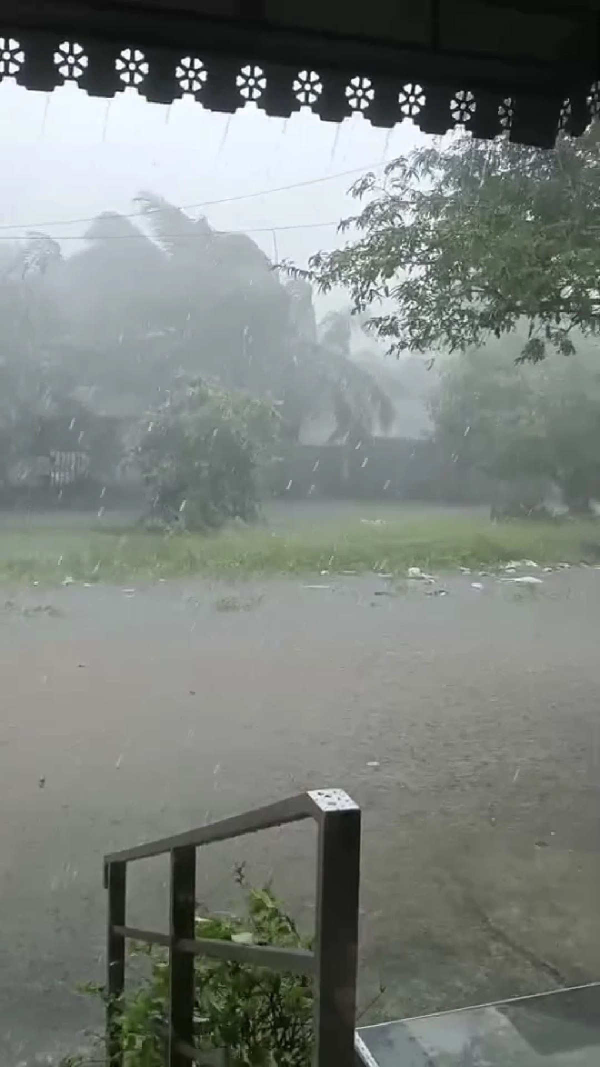 สงขลาอ่วม! ถนนถูกตัดขาด “หนูเล็ก ก่าก๊า” แจ้งลูกค้าขนส่งล่าช้า