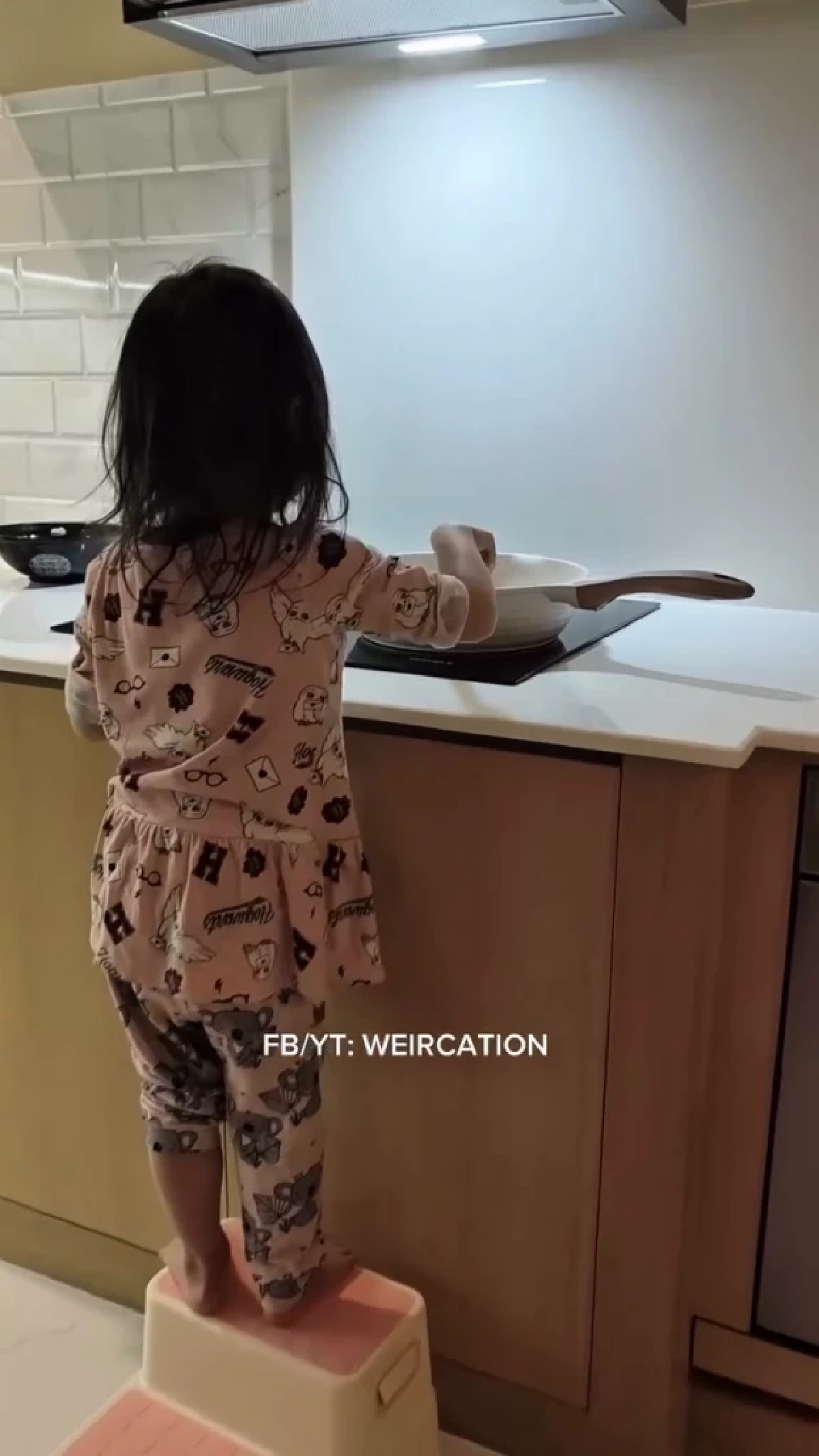 “น้องวิริน” วัย 3 ขวบ ลงมือทำอาหารให้ “พ่อเวียร์” ด้วยตัวเอง