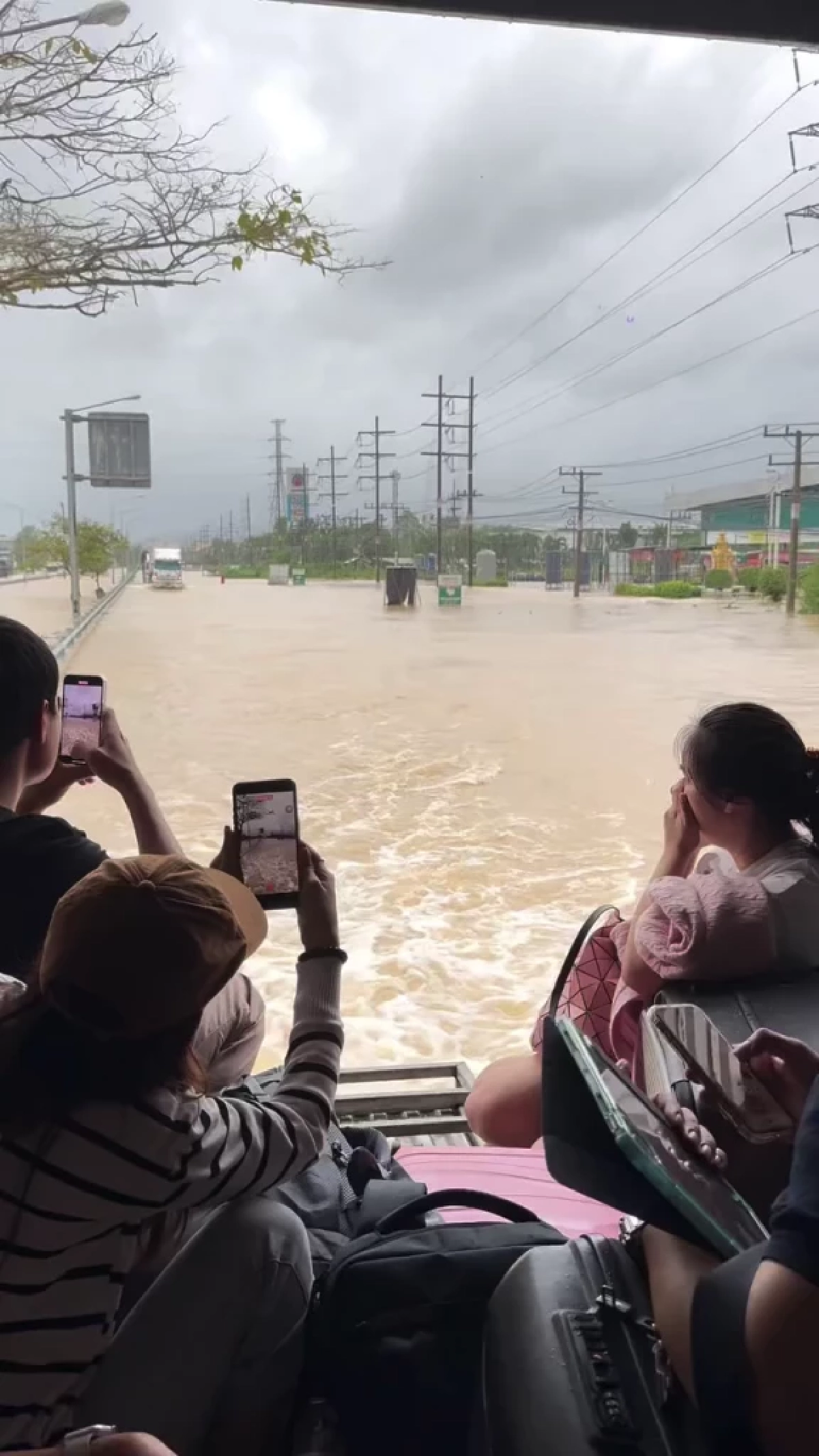 คนไทยไม่เคยทิ้งกัน น้ำท่วมทำให้รู้ว่าน้ำใจยิ่งใหญ่แค่ไหน