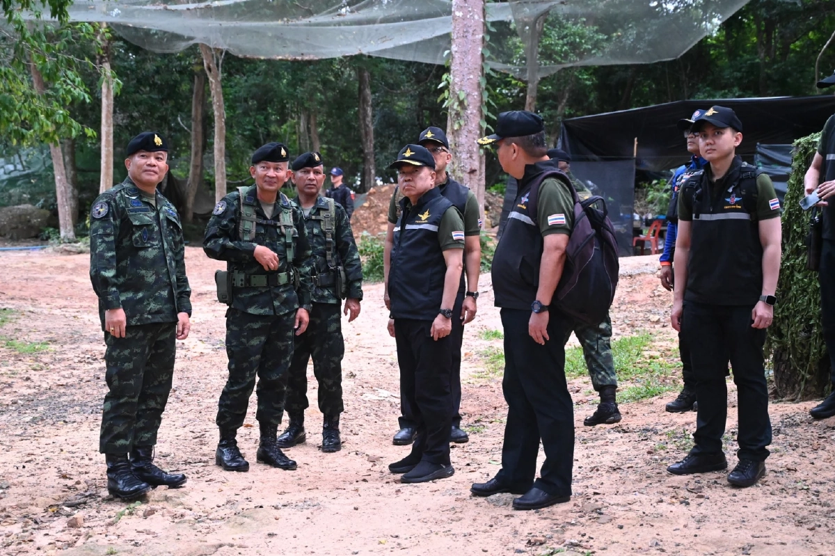 รมว.กลาโหม ตรวจเยี่ยมชายแดนไทย–กัมพูชา ตรวจความพร้อม
