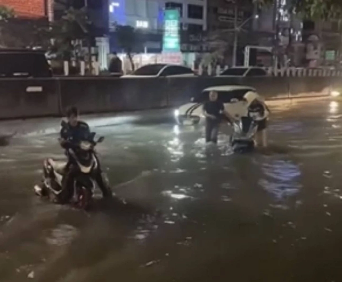 เปิดพื้นที่ กทม.แจ้งปิดการจราจร น้ำท่วมสูง รถติดหนักสาหัส