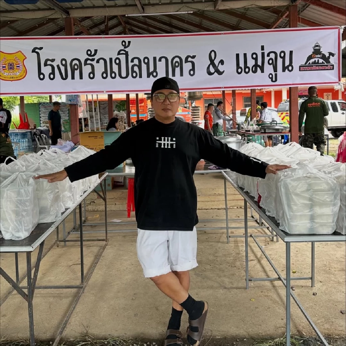 เปิ้ล–จูน จิตอาสา ลุยน้ำท่วมหาดใหญ่ เปิดโรงครัวช่วยชาวบ้าน