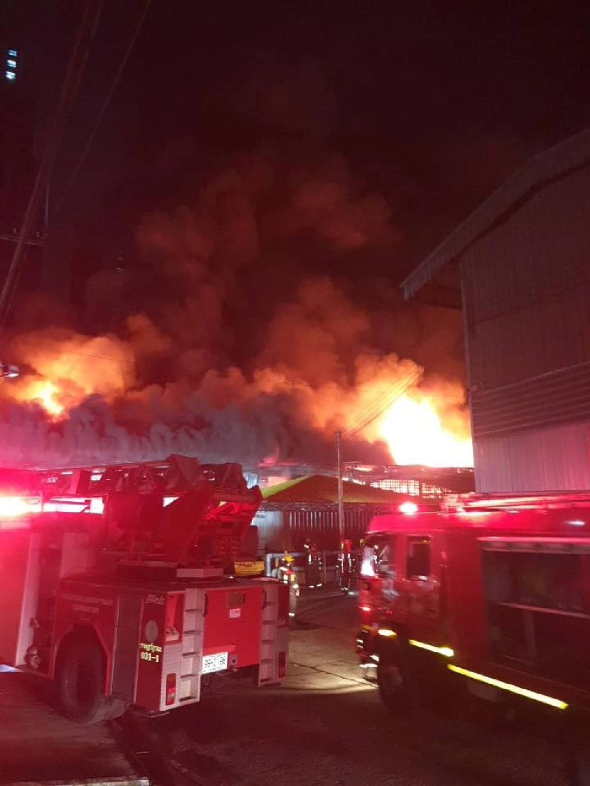 เพลิงโหมโกดังซอยราษฎร์บูรณะ 29 เครื่องใช้ไฟฟ้า-พลาสติกวอด