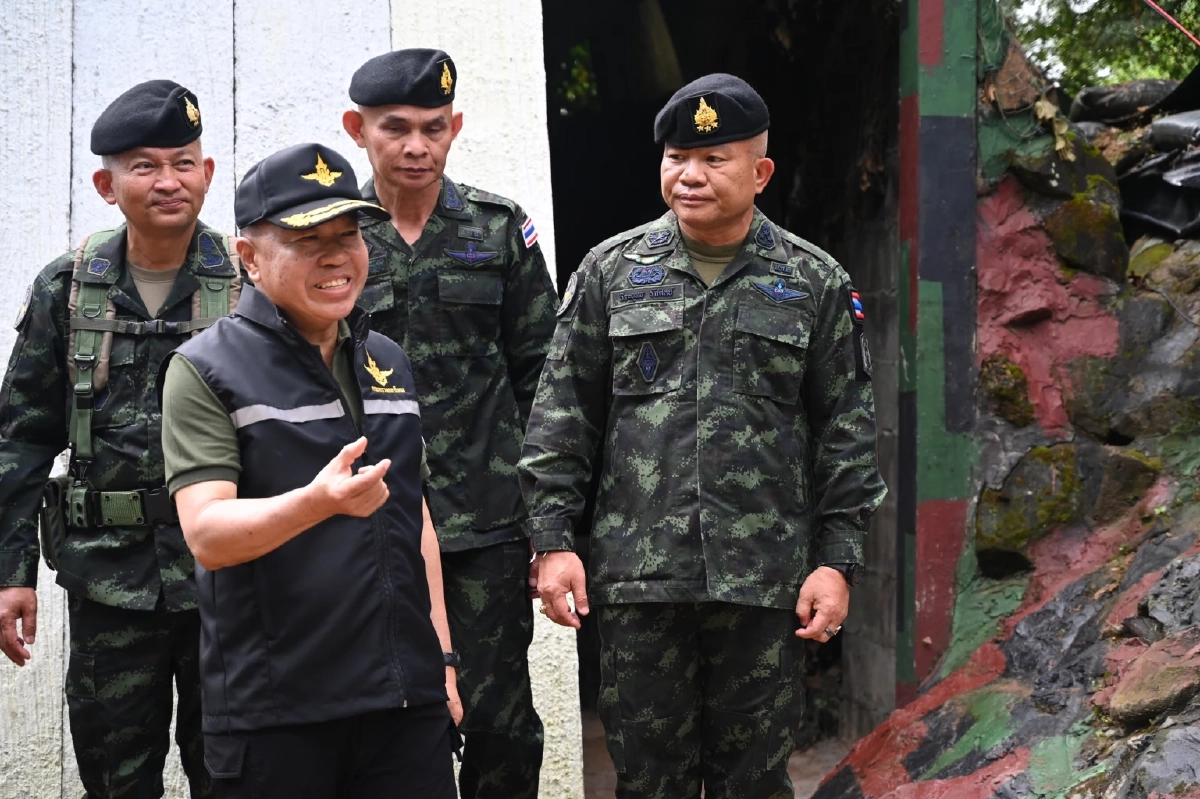 รมว.กลาโหม ตรวจเยี่ยมชายแดนไทย–กัมพูชา ตรวจความพร้อม