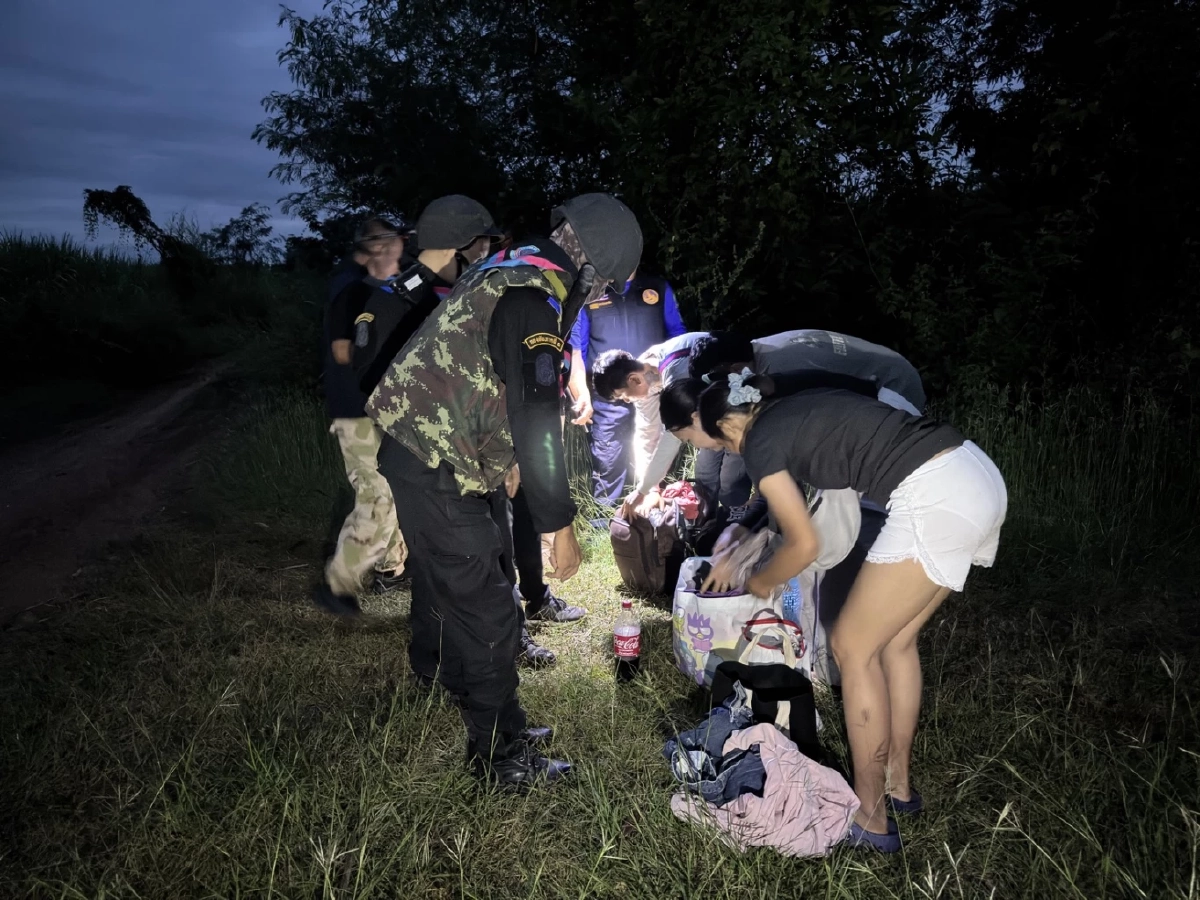 กกล.บูรพาฯ สกัดจับ 21 คนไทย-จีน ลอบข้ามชายแดนมุ่งกัมพูชา