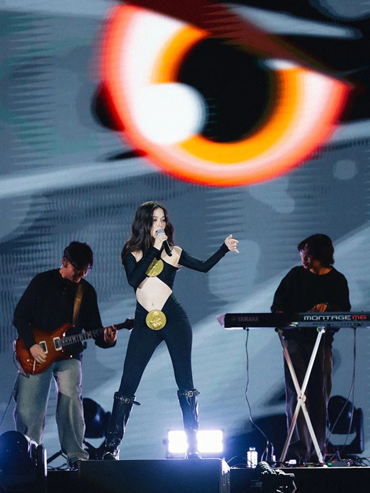 เปิดราคาชุด \"วี วิโอเลต\" ใส่ขึ้นคอนเสิร์ตโชว์หน้าท้องสุดเซ็กซี่