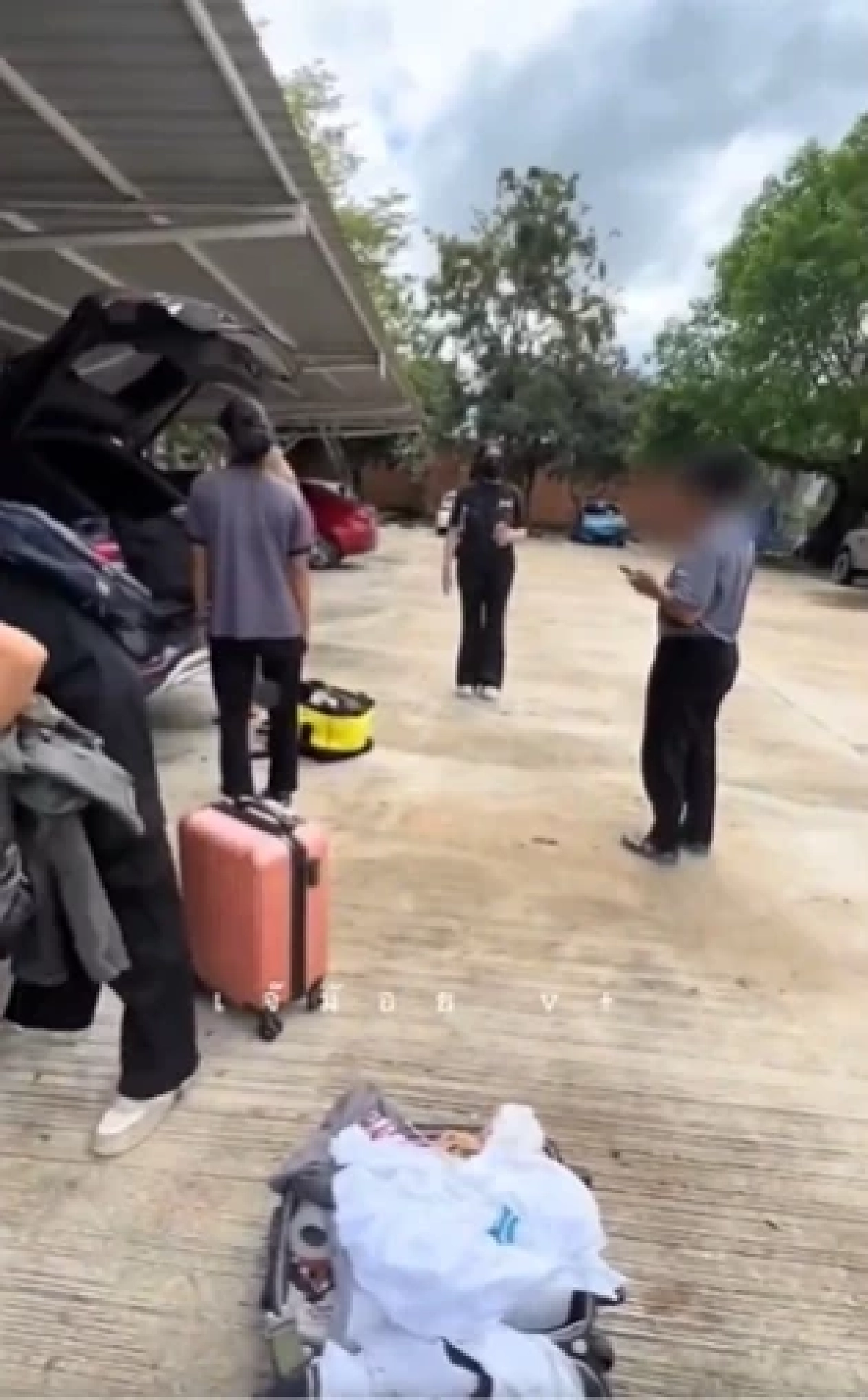 ลูกค้าเดือด พักโรงแรมดังคืนละ 7 พัน แต่เจอค้นกระเป๋า กลางลานจอดรถ