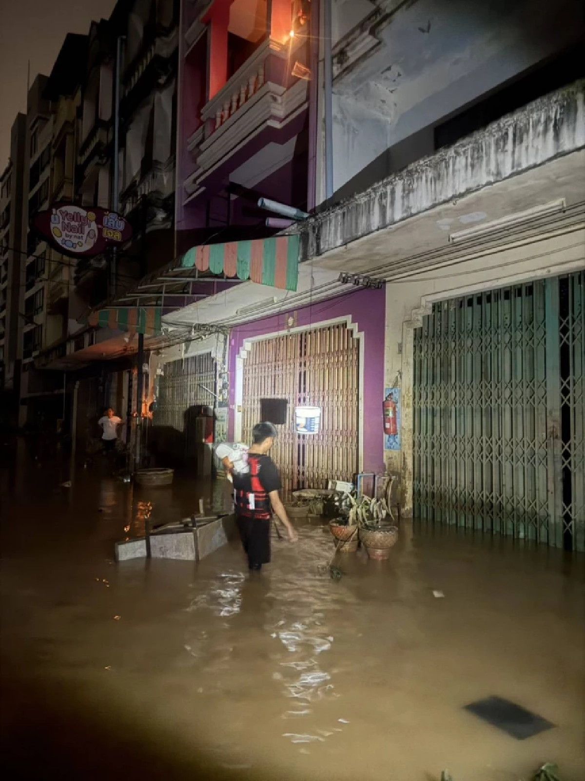 \"นอท ลอตเตอรี่พลัส\"นำทีมงาน ลุยช่วยเหลือผู้ประสบภัยหาดใหญ่ถึงหน้าบ้าน
