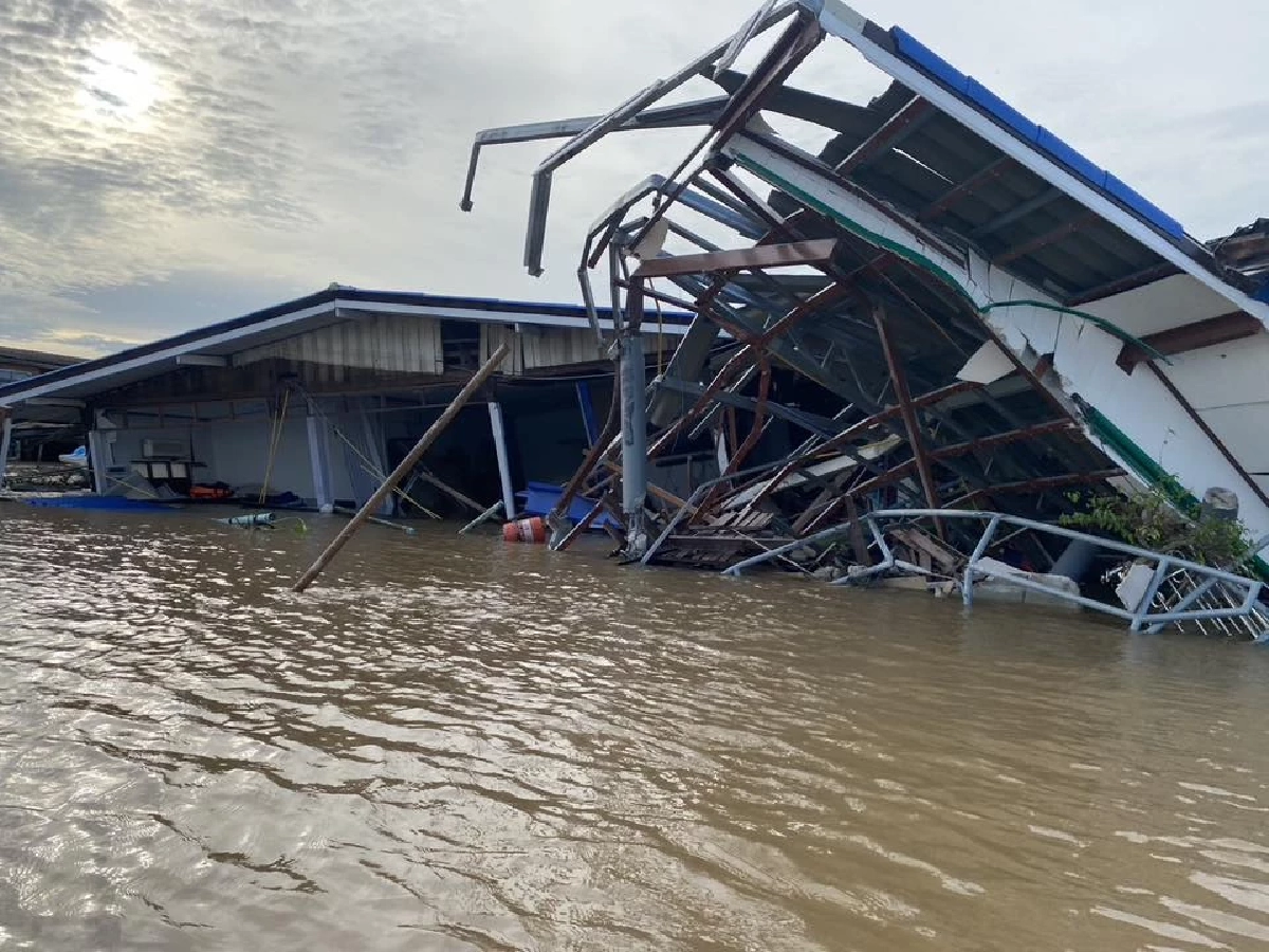 เรือหัวลากควบคุมไม่อยู่ พุ่งชนบ้านริมน้ำ 3 หลังกลางดึก