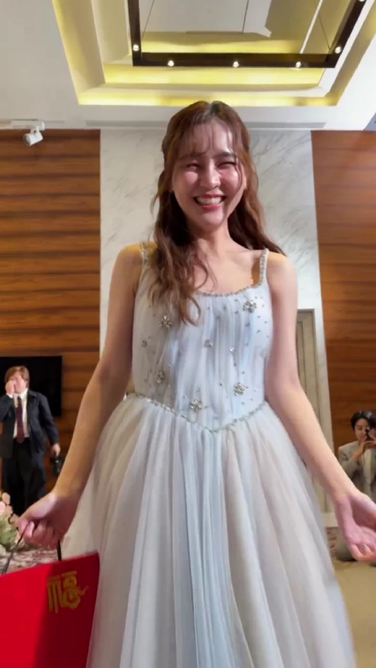 ยกน้ำชาสุดปัง! ออม สุชาร์ เปย์ของขวัญก้อนโตให้น้องสาว