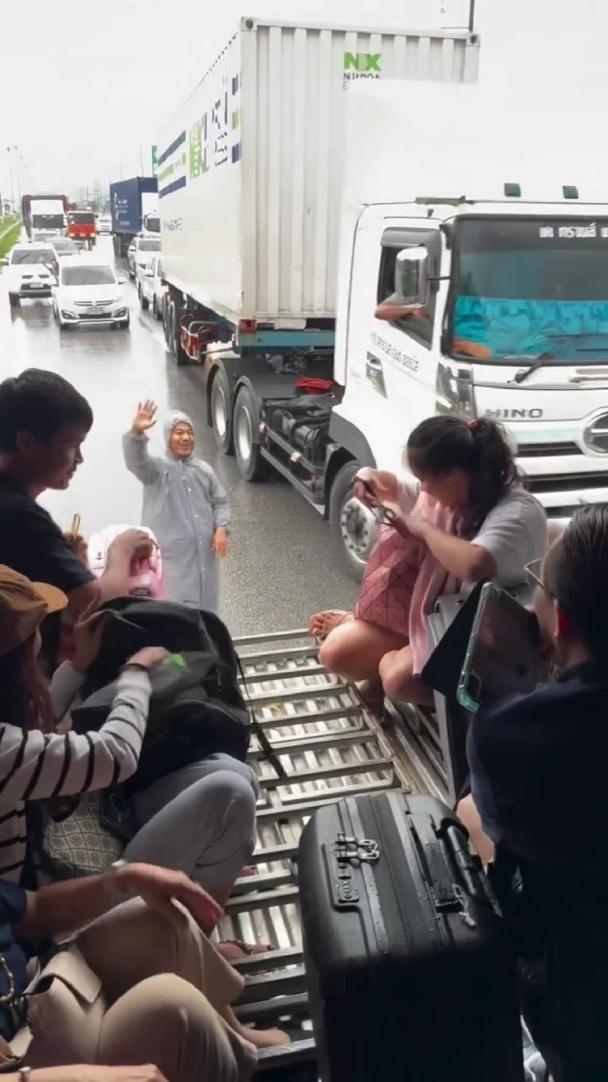 คนไทยไม่เคยทิ้งกัน น้ำท่วมทำให้รู้ว่าน้ำใจยิ่งใหญ่แค่ไหน