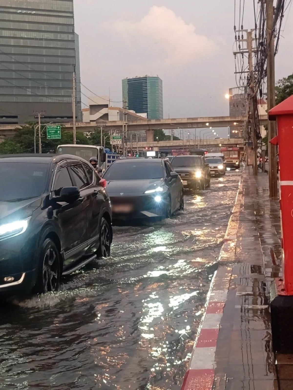 เปิดพื้นที่ กทม.แจ้งปิดการจราจร น้ำท่วมสูง รถติดหนักสาหัส